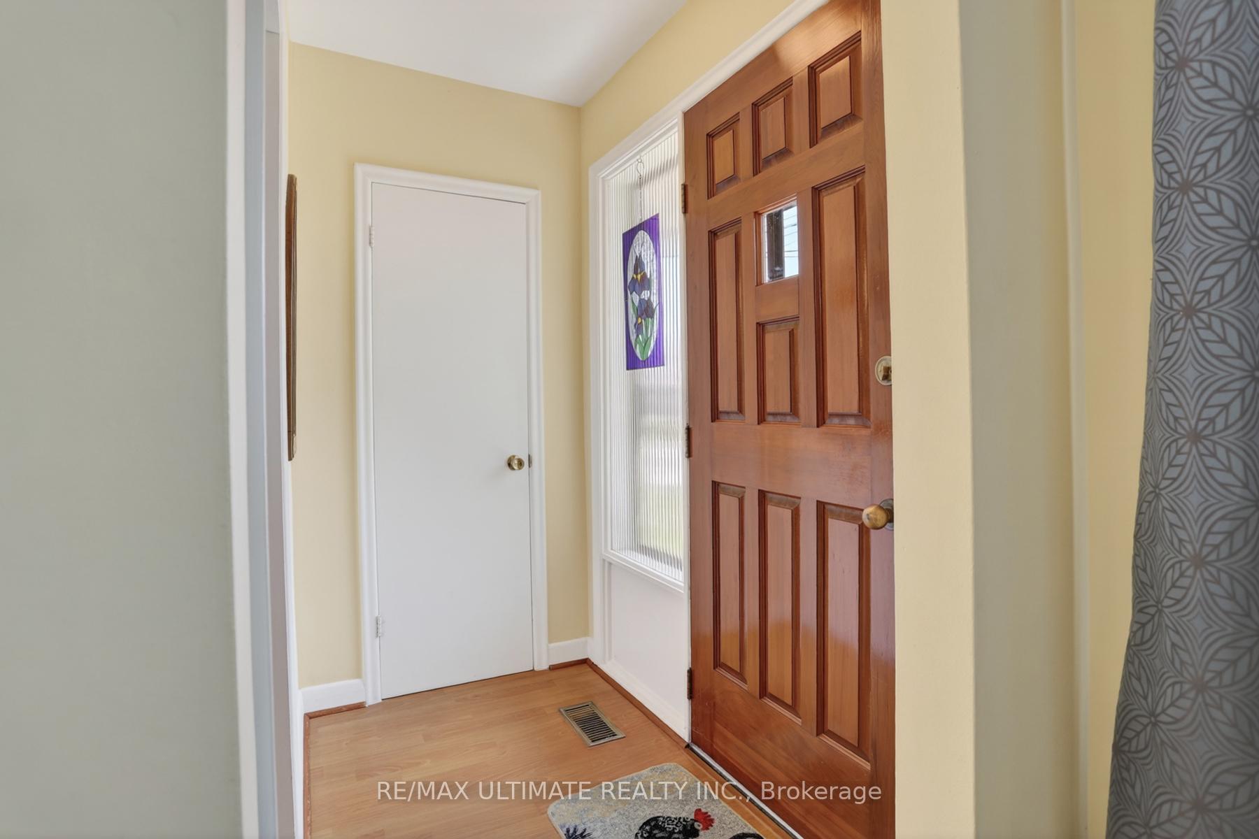 122 Nelson Street, Toronto E09 — photo 3 of 5