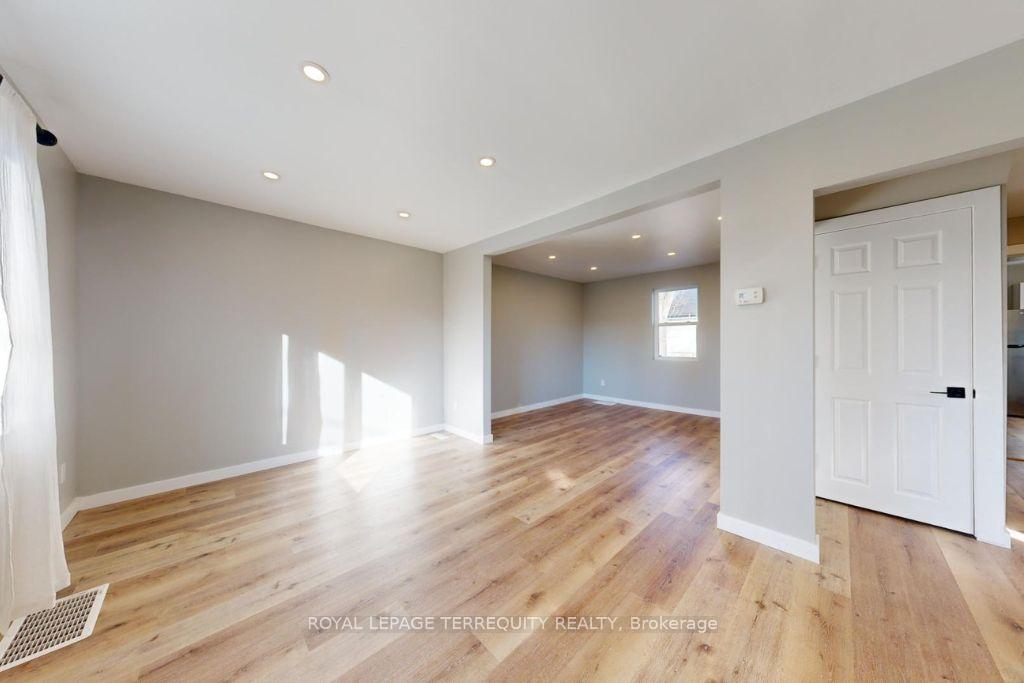 77 Glenburn Avenue, Toronto E03 — photo 3 of 5