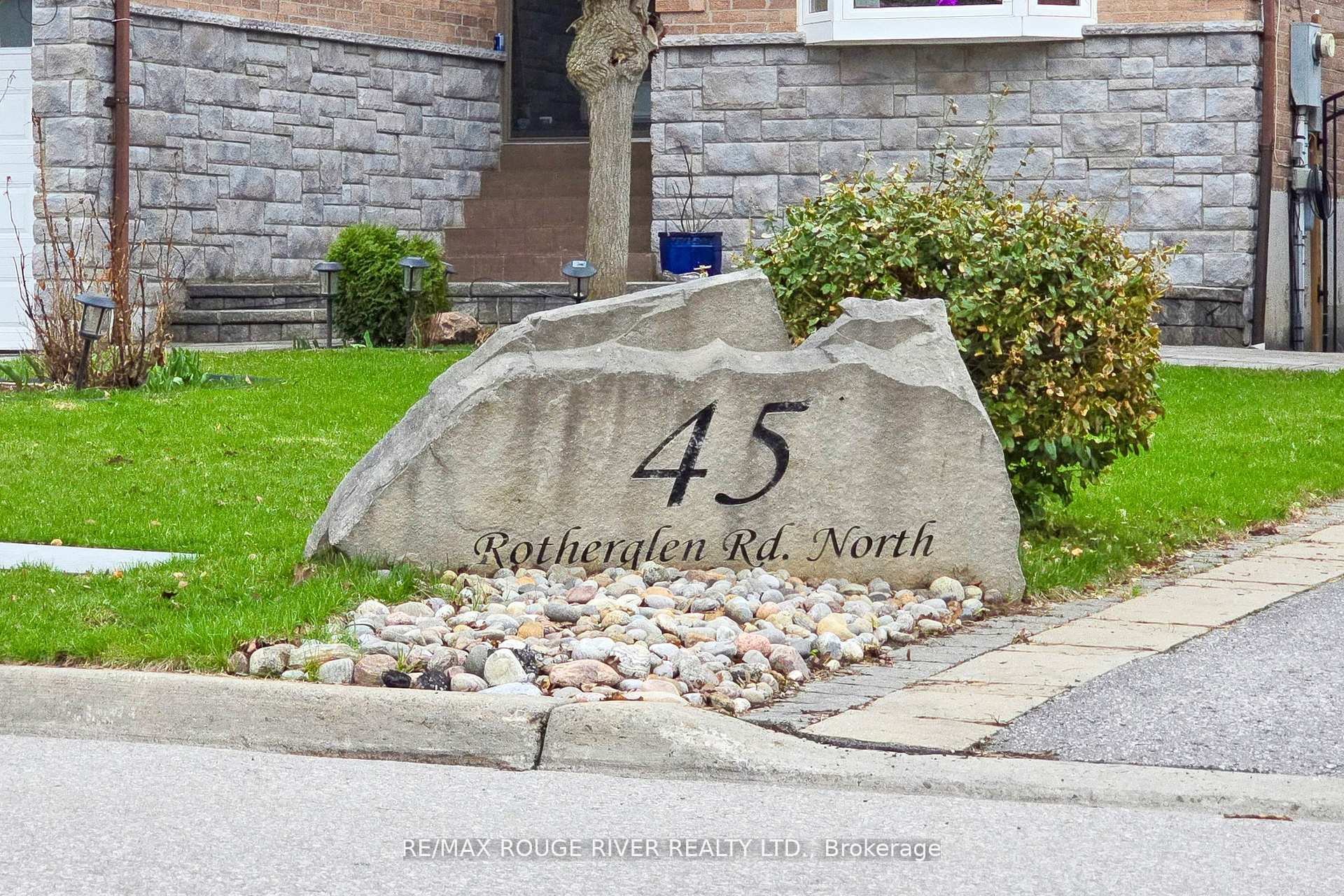 45 Rotherglen Road N, Ajax — photo 3 of 5