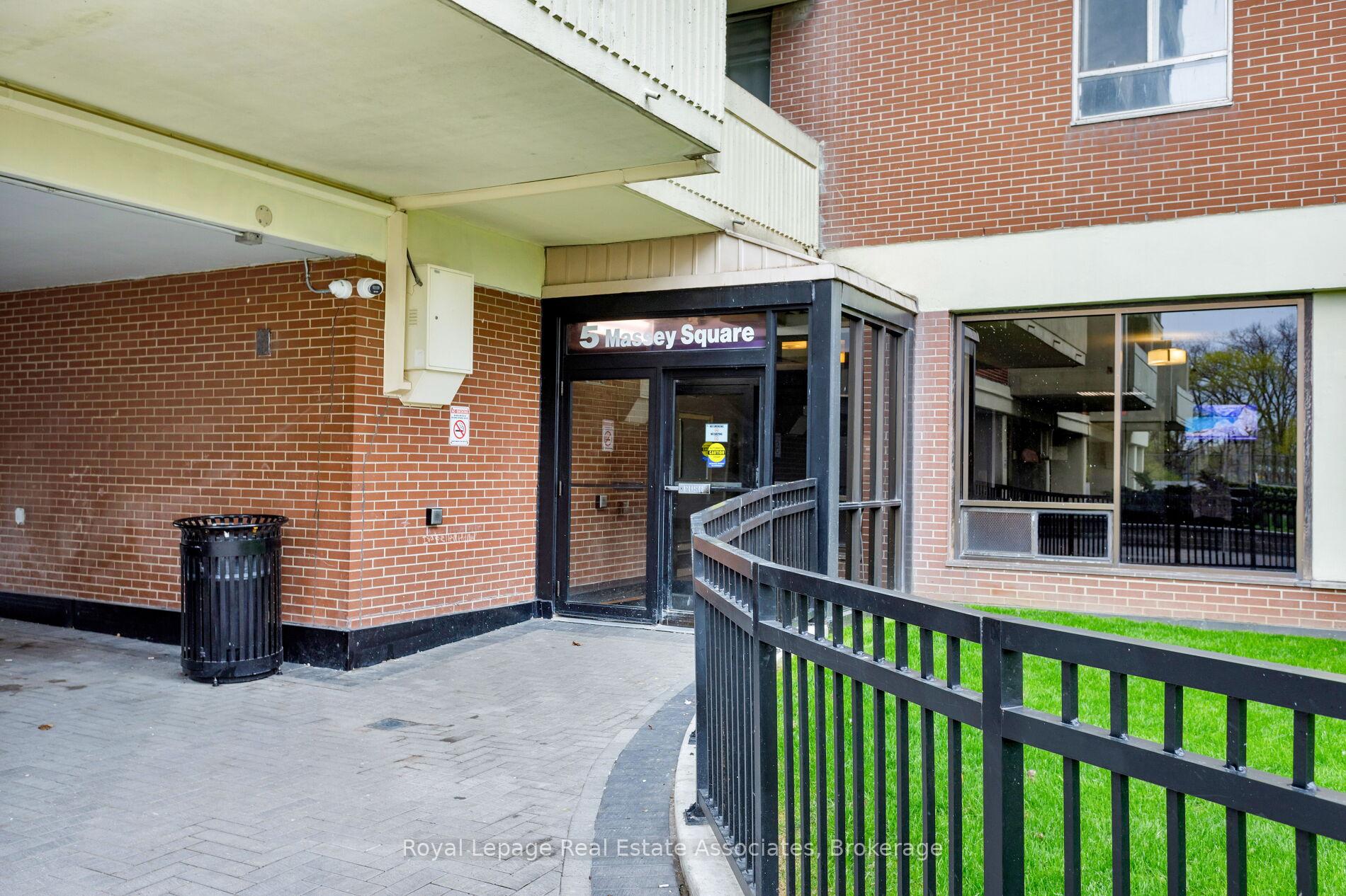 5 Massey Square 1710, Toronto E03 — photo 2 of 5