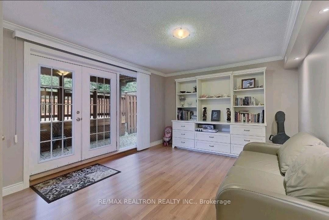 20 Satchell Boulevard Bsmnt, Toronto E10 — photo 2 of 5