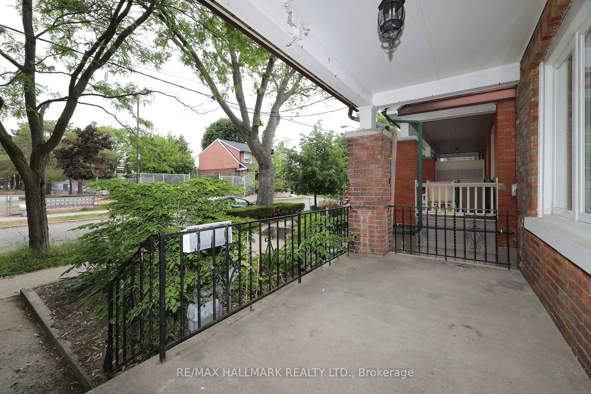 259 Wolverleigh Boulevard, Toronto E03 — photo 2 of 5