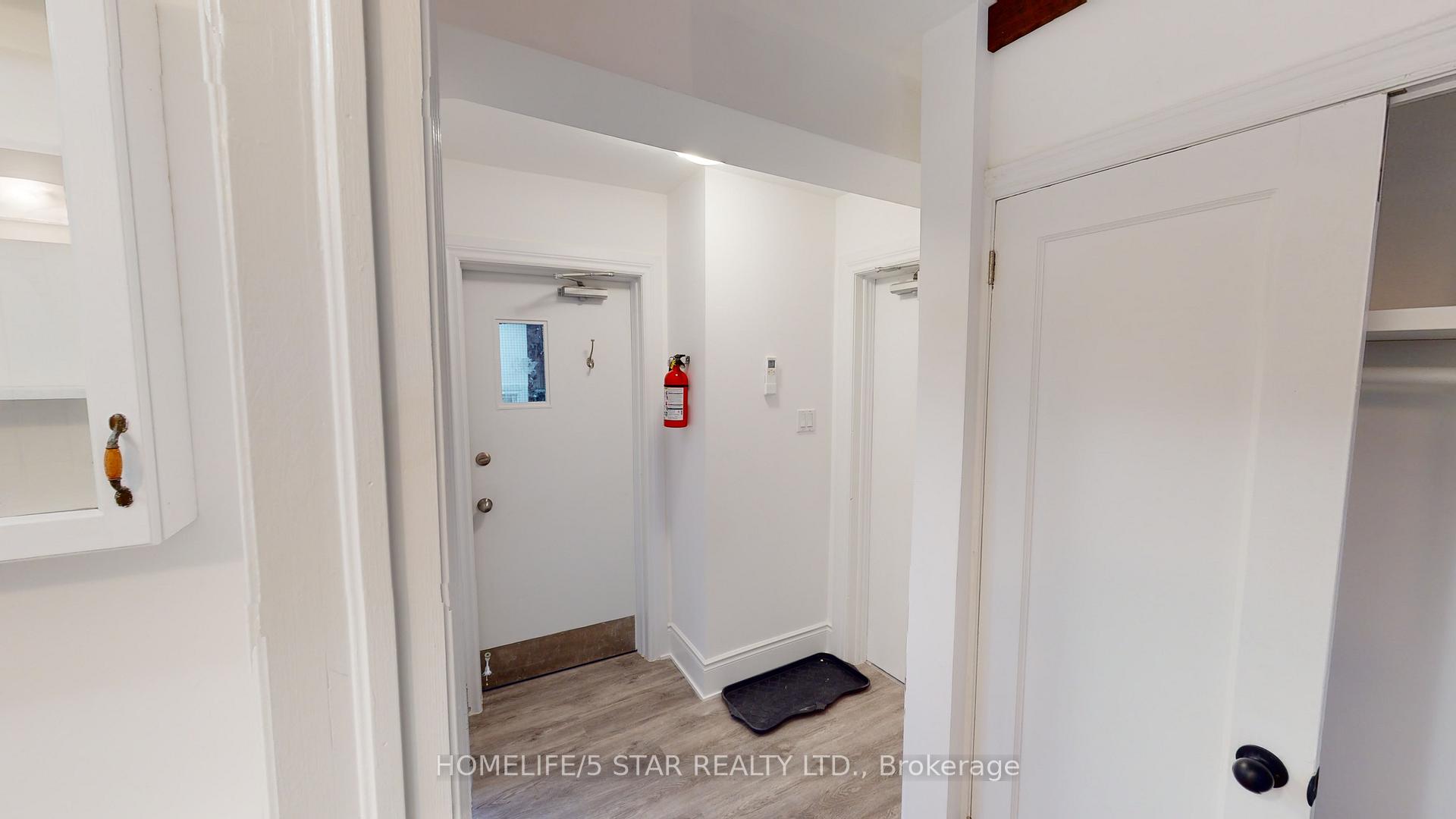 1152 Gerrard Street E 211, Toronto E01 — photo 2 of 5