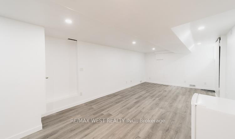 975 Broadview Avenue Lower, Toronto E03 — photo 2 of 5
