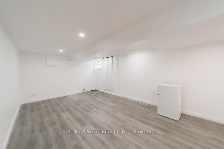 975 Broadview Avenue Lower, Toronto E03 — photo 3 of 5