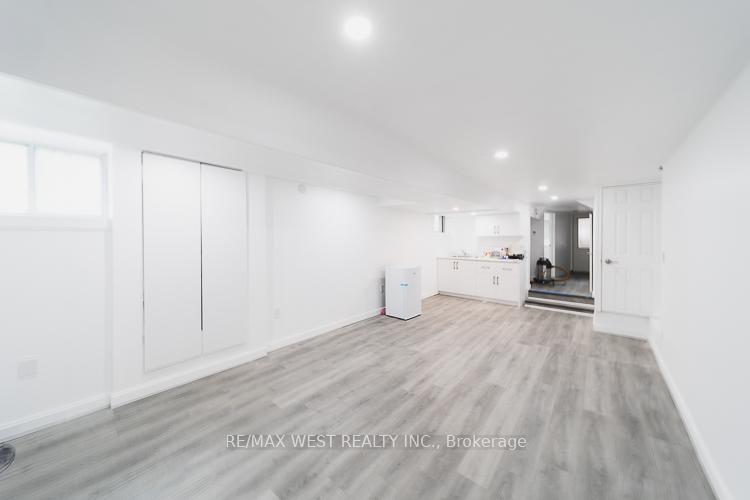 975 Broadview Avenue Lower, Toronto E03 — photo 4 of 5
