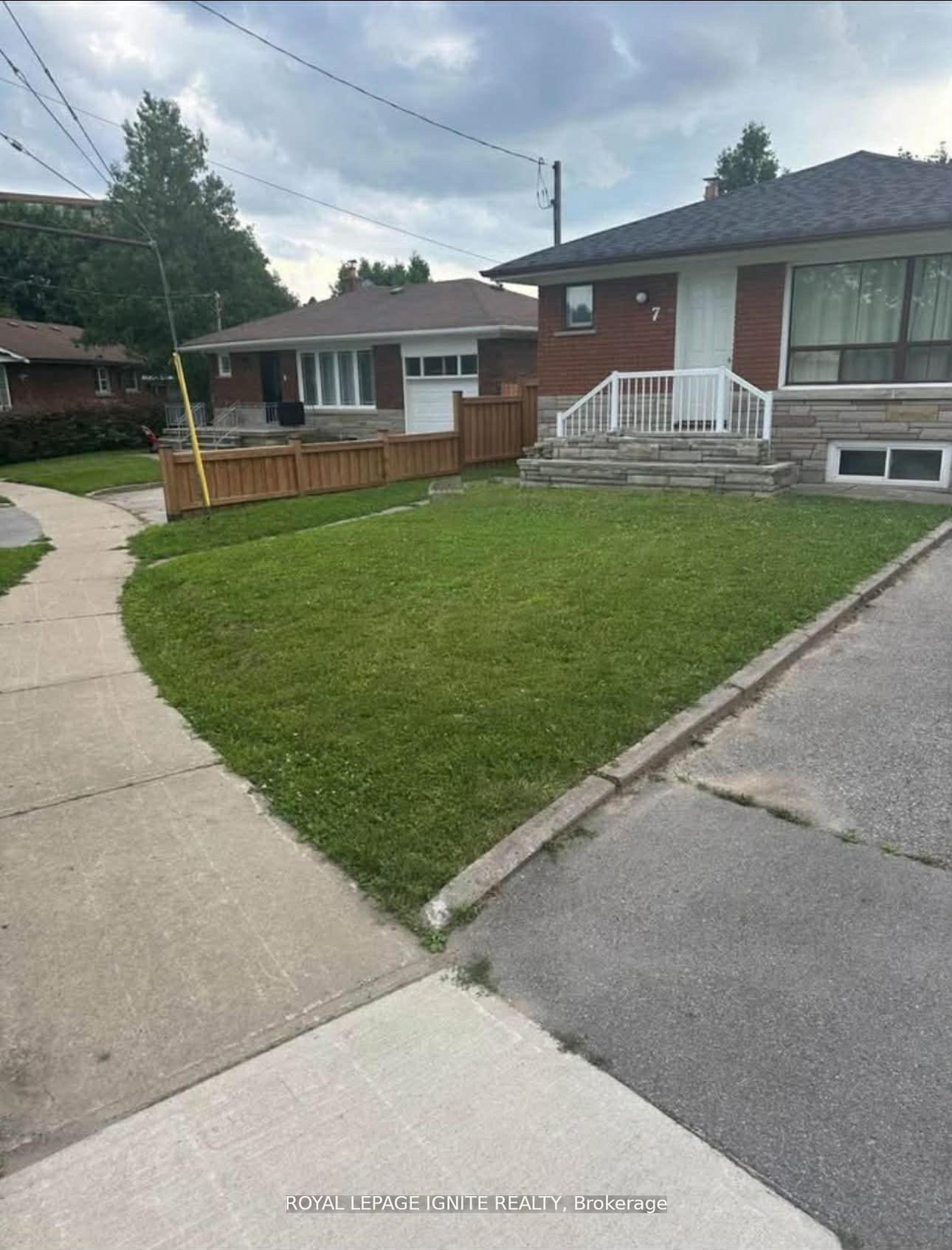 7 Toulon Road Main, Toronto E09, ON M1G 1V6