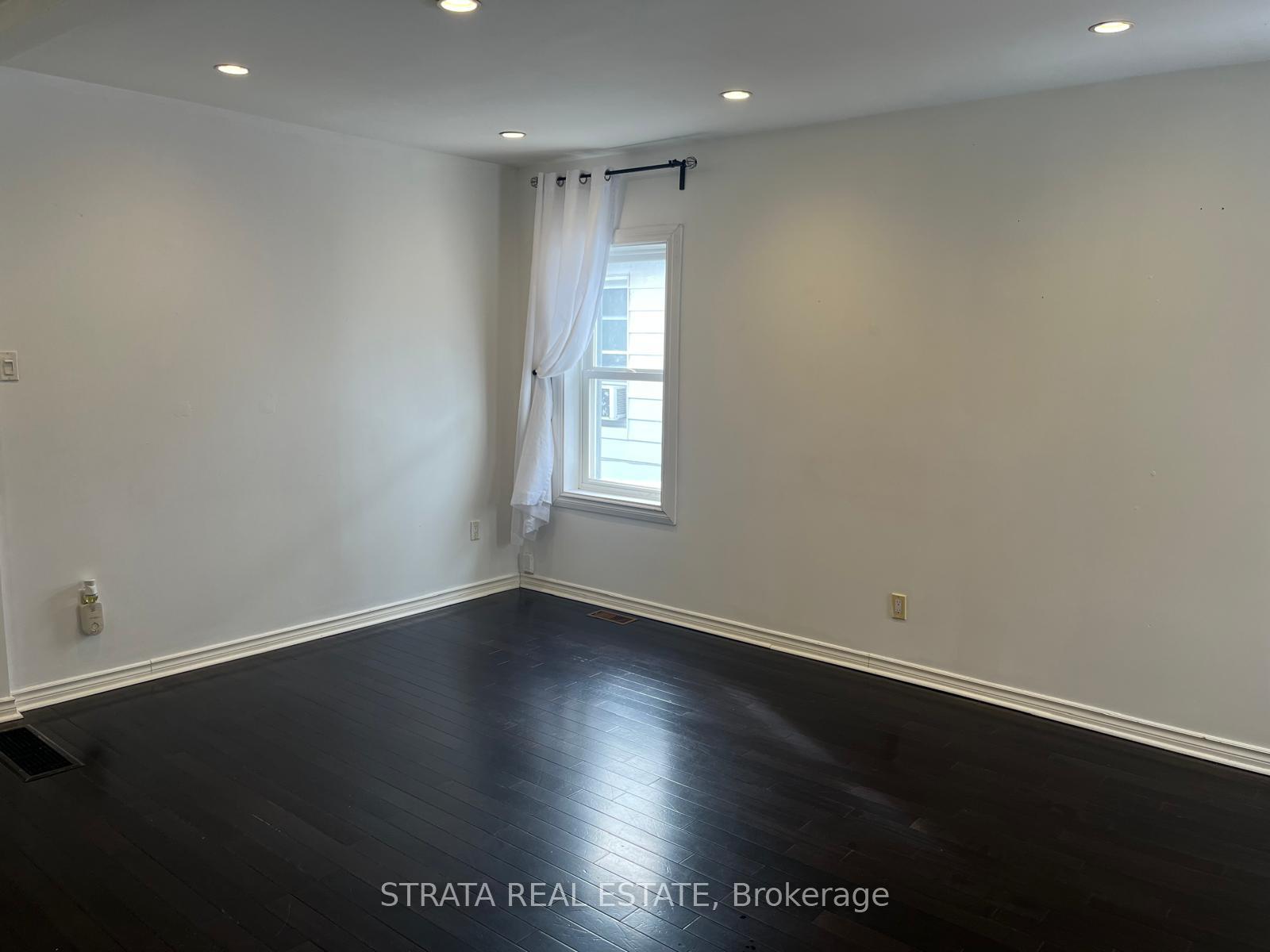 220 Holborne Avenue, Toronto E03 — photo 4 of 5