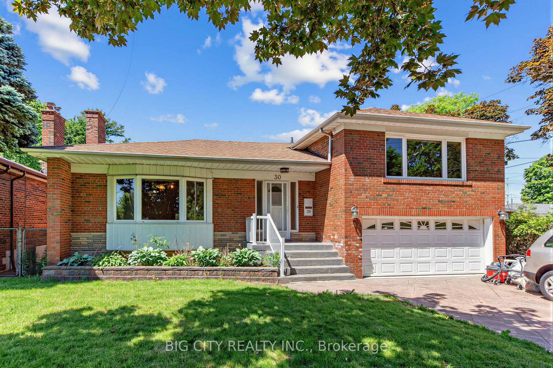 30 Lozoway Drive Main/Upper, Toronto E04, ON M1K 2Y4