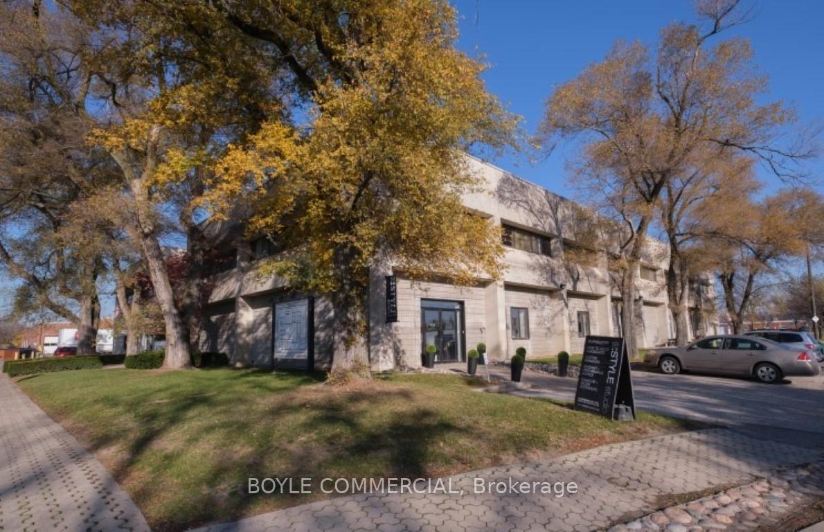 19 Waterman Avenue 204, Toronto E03 — photo 2 of 5