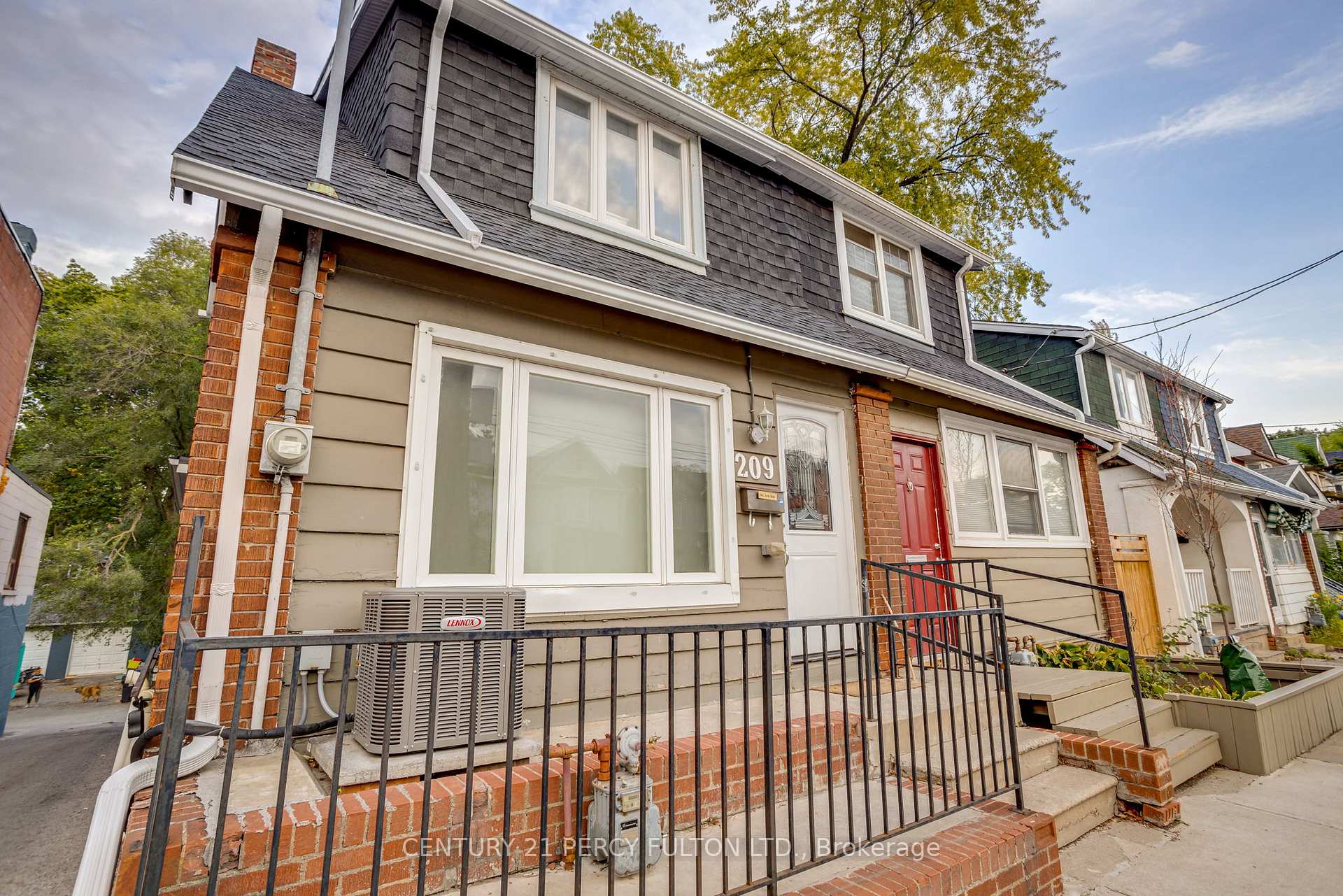 209 Coxwell Avenue Main, Toronto E01, ON M4L 3B4 — Toronto E01, Ontario