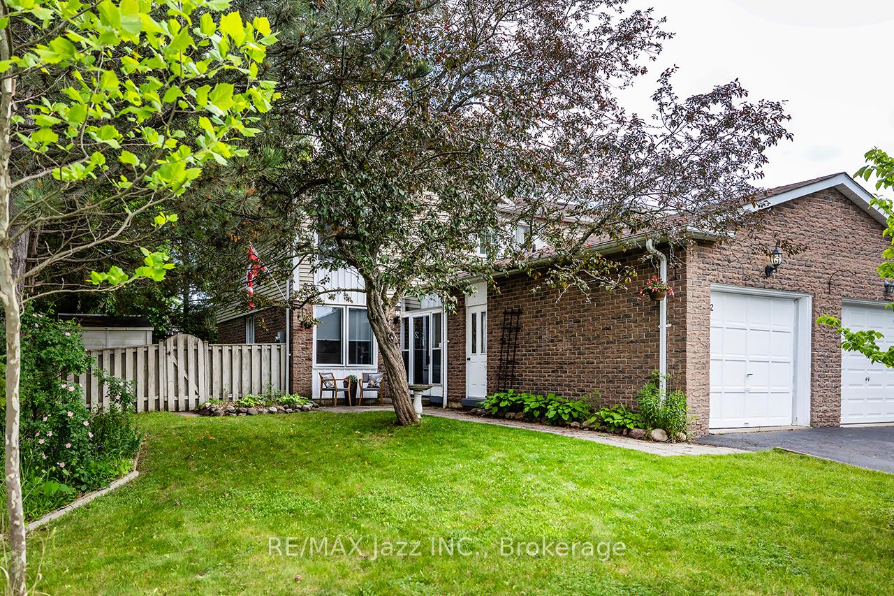 2 Barrow Court, Whitby, ON L1P 1E4