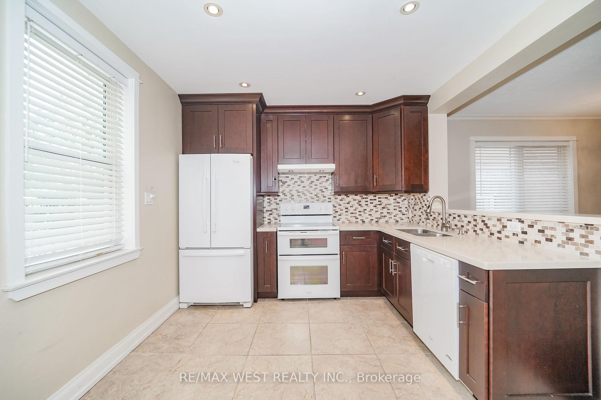 31 Woodmount Avenue, Toronto E03 — photo 3 of 5