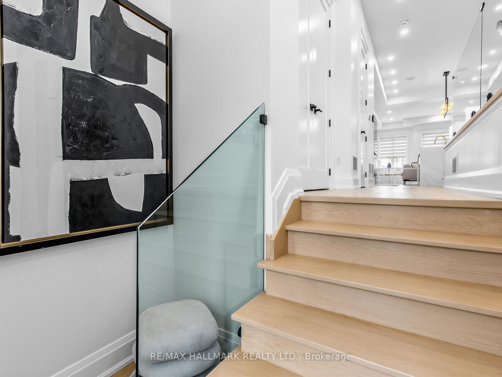 34 Roosevelt Road, Toronto E03 — photo 4 of 5