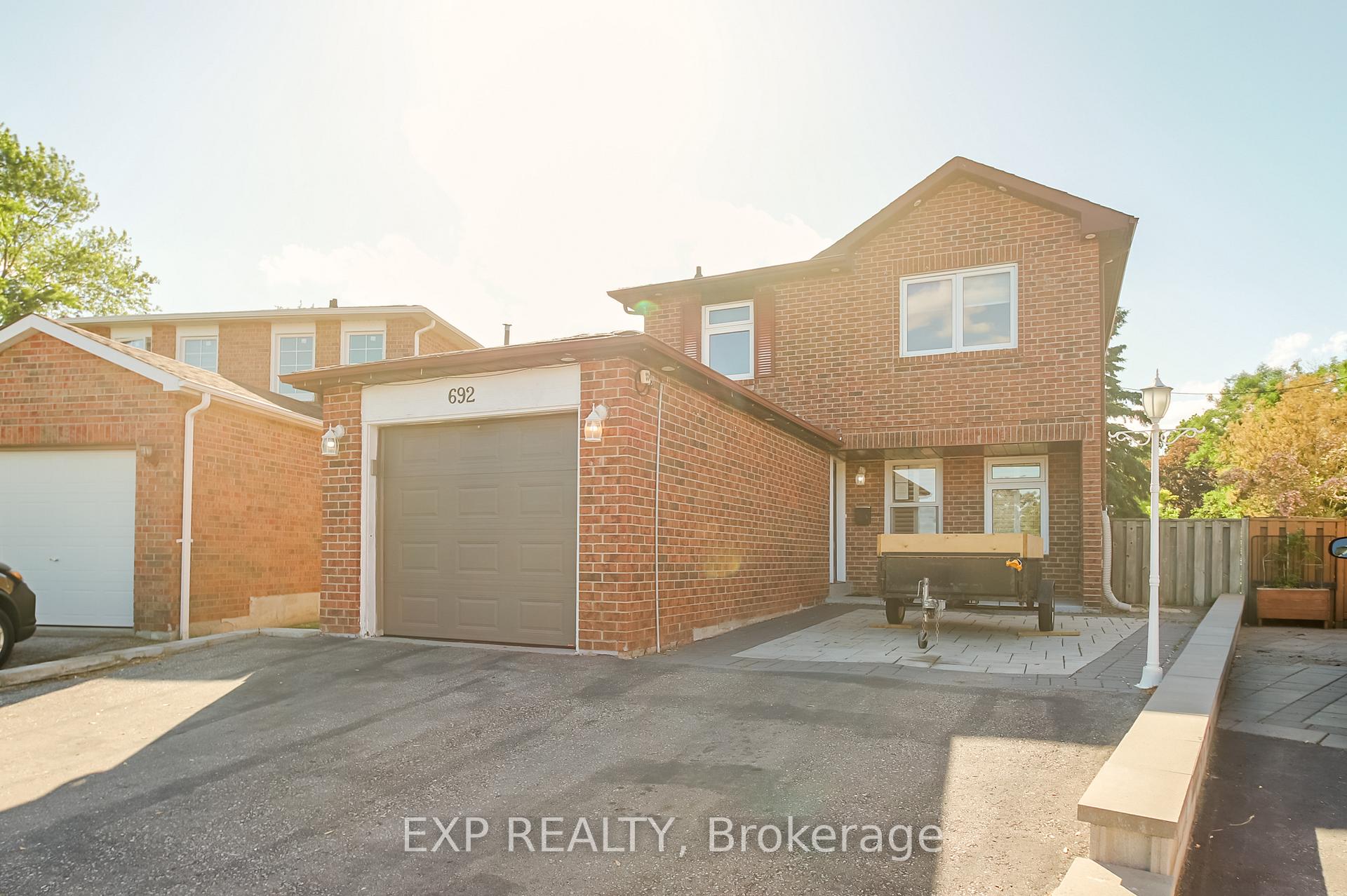 692 Sultana Square, Pickering, ON L1V 3Y3