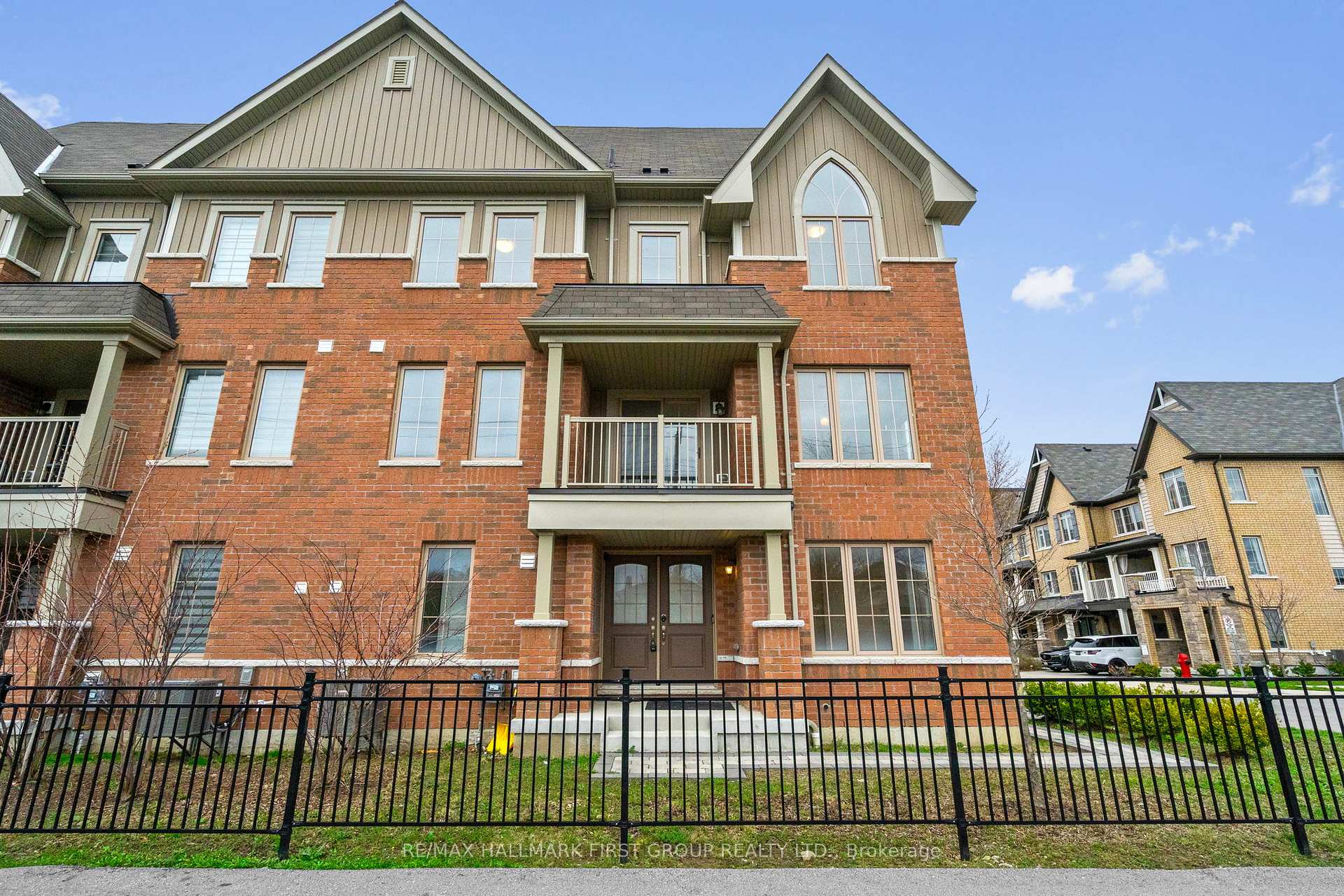 24 Amulet Way, Whitby, ON L1R 0R5