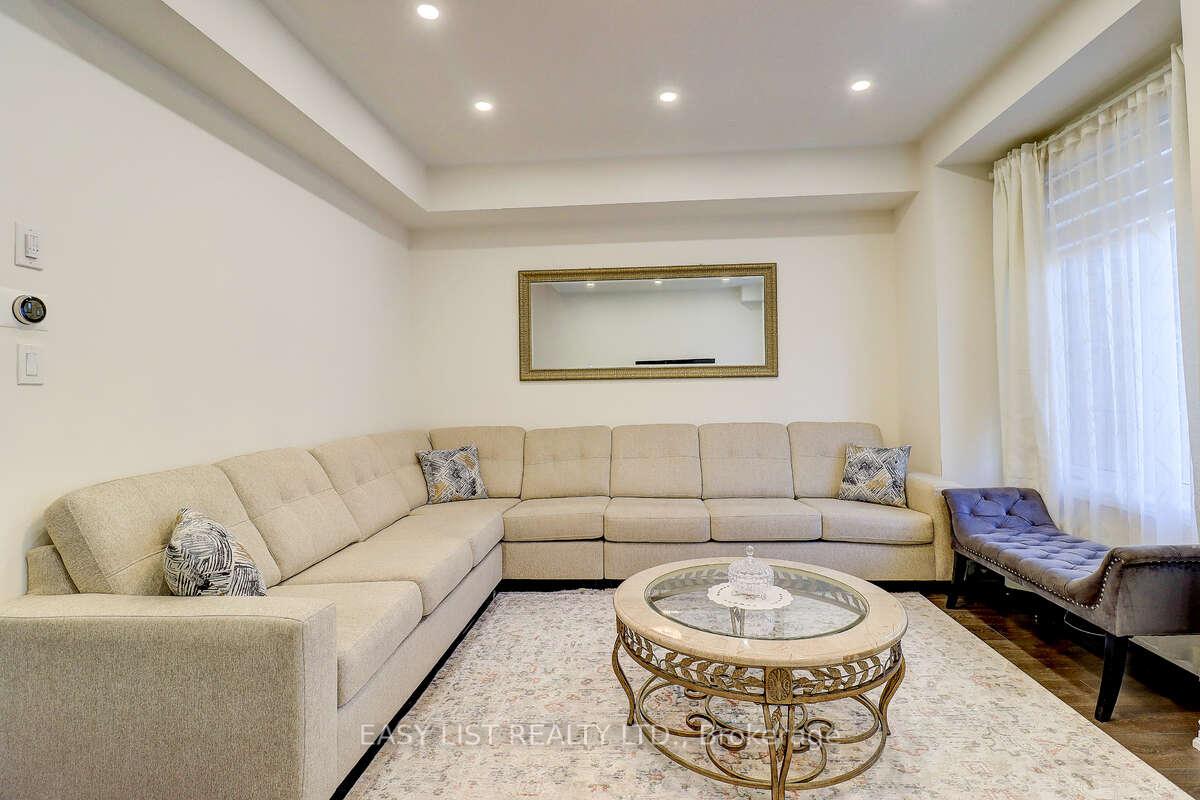 38 Hallmark Way, Whitby, ON L1P 0K2