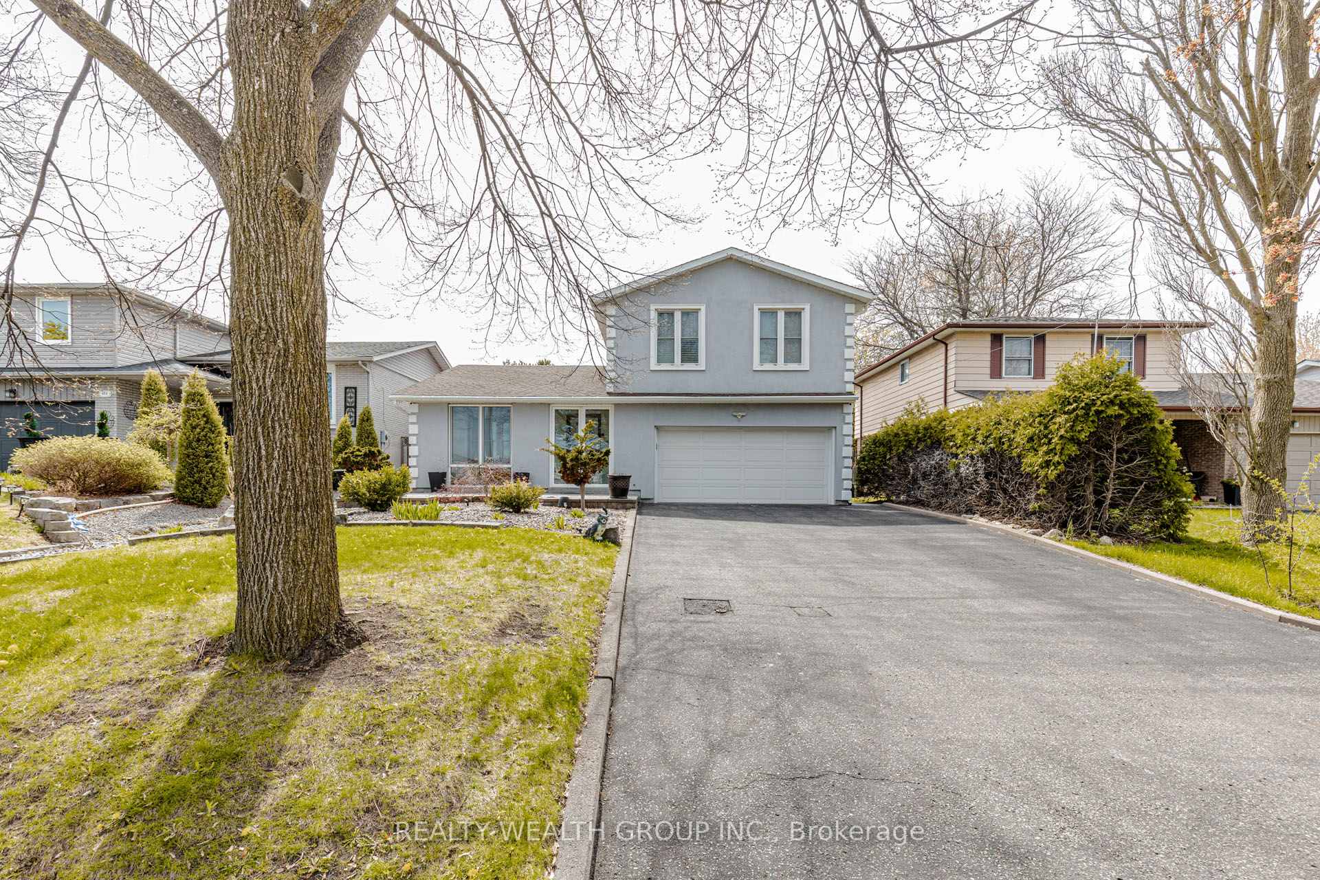 688 Antigua Crescent, Oshawa, ON L1J 6B4