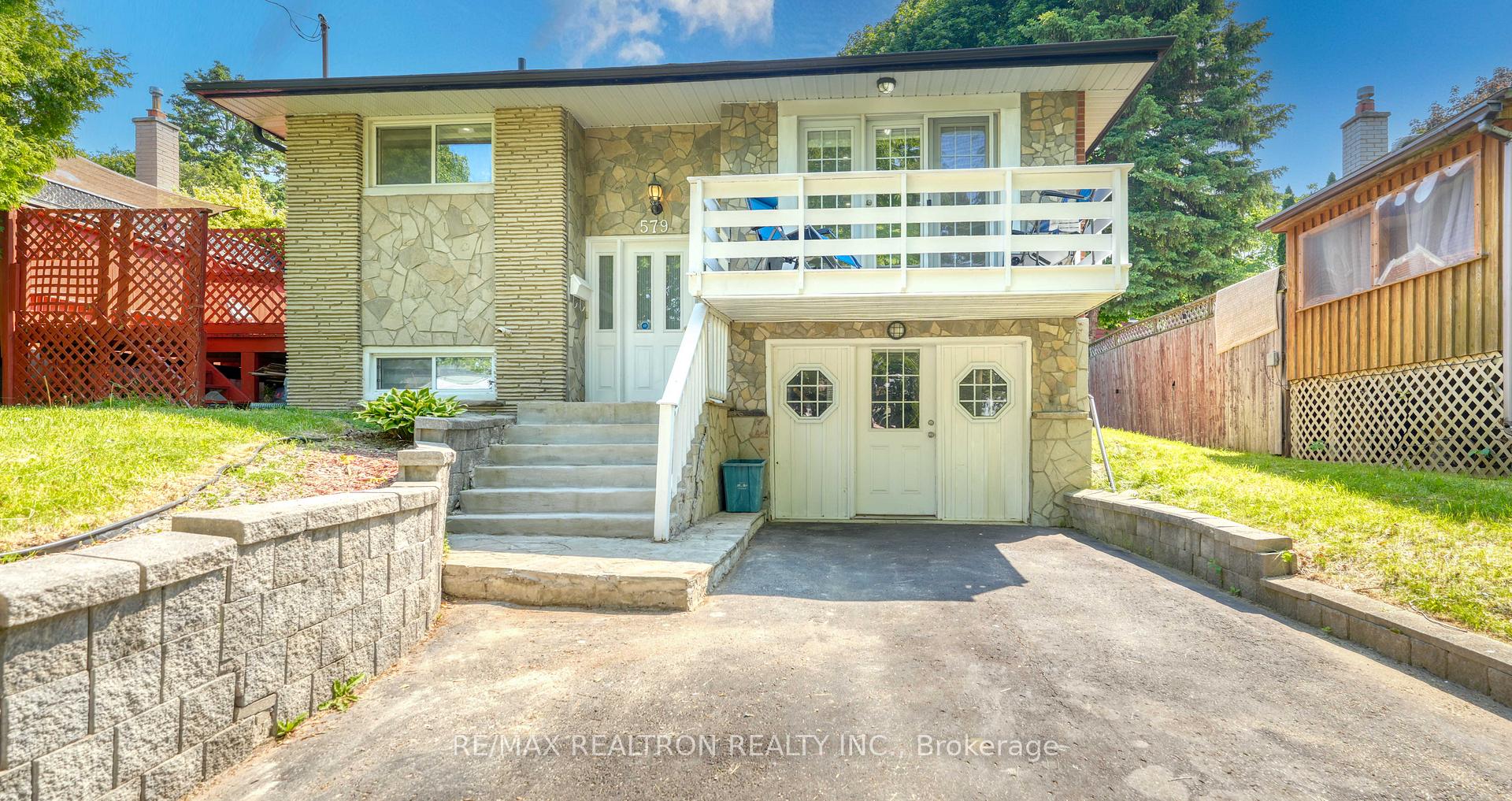 579 Pinewood Street, Oshawa, ON L1G 2S2