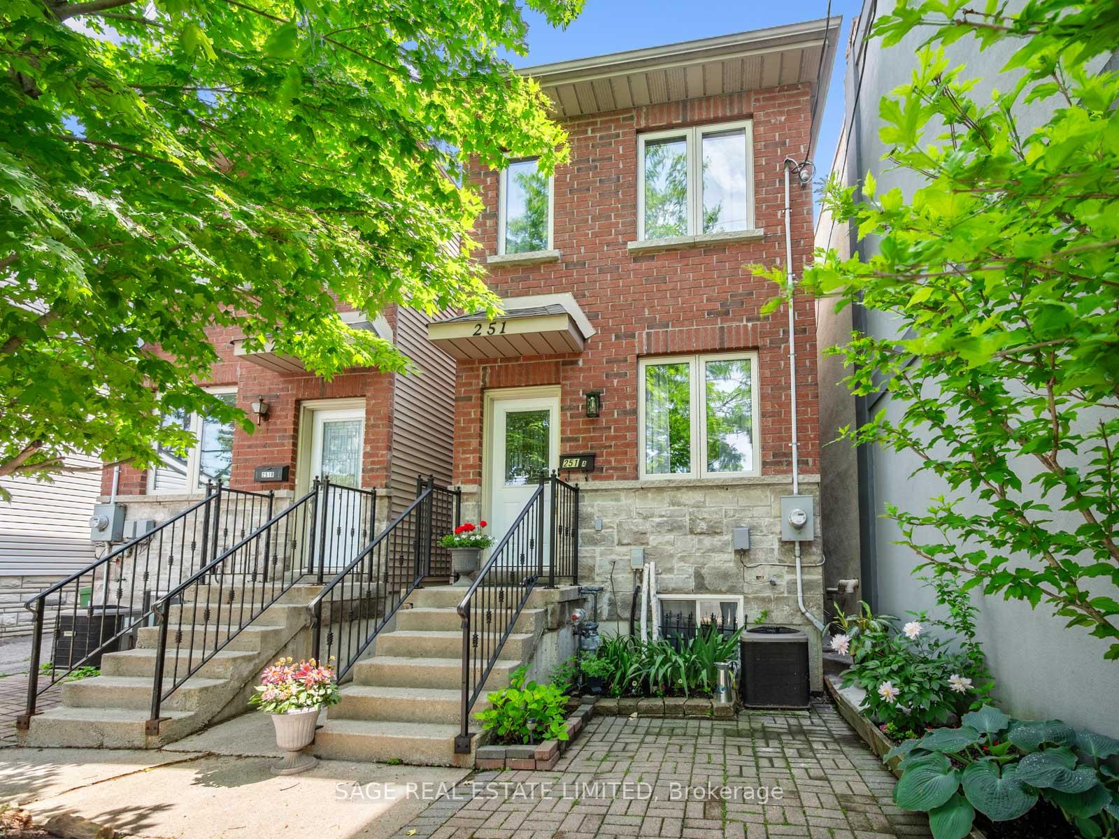 251A Chisholm Avenue, Toronto E03, ON M4C 4W5
