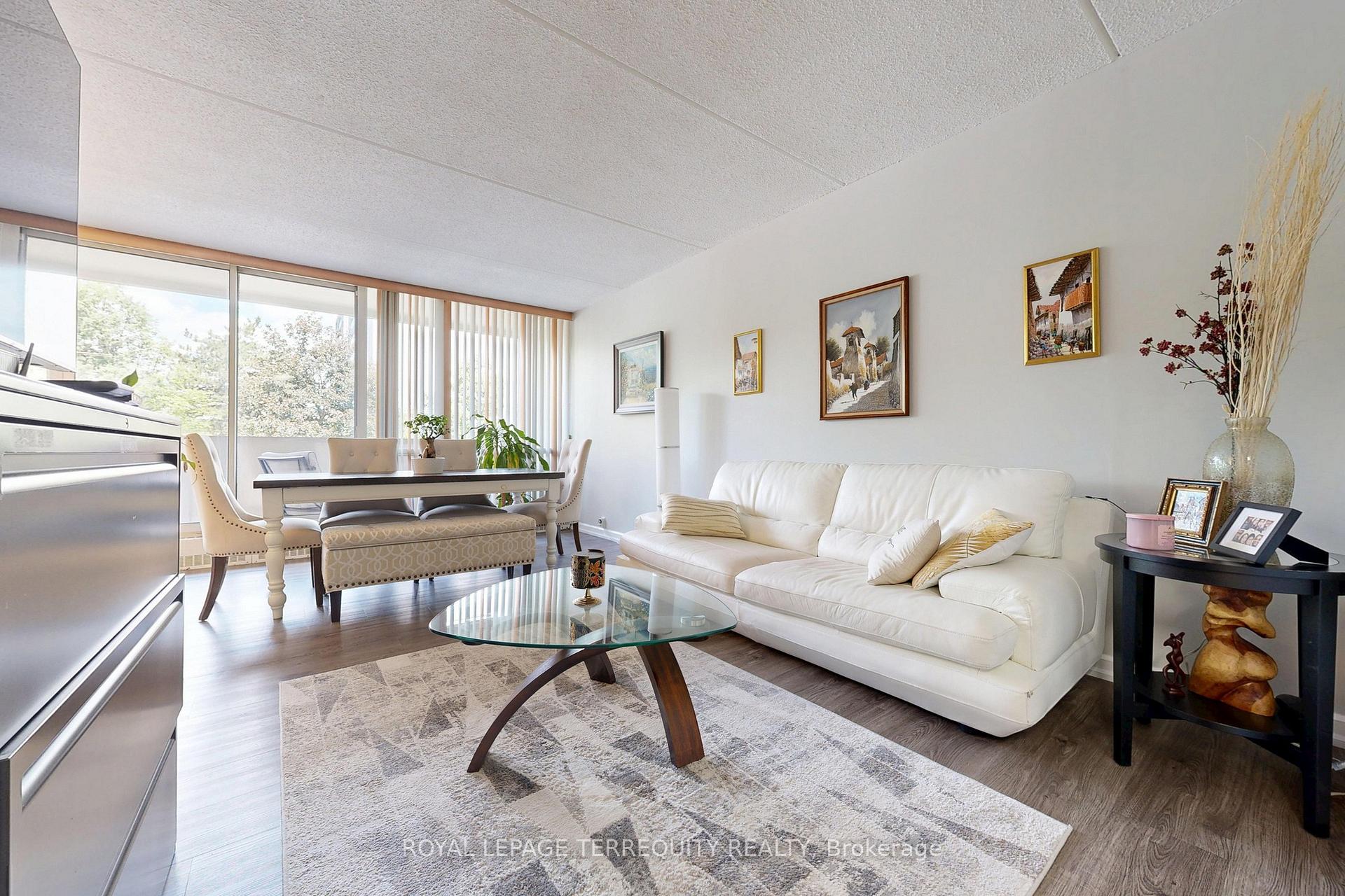 2 Glamorgan Avenue 212, Toronto E04, ON M1P 2M8