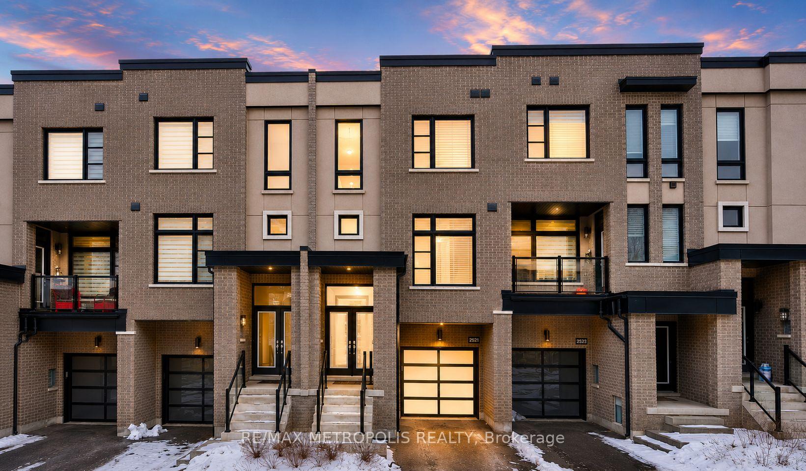 2521 Castlegate Crossing, Pickering, ON L1X 0H7
