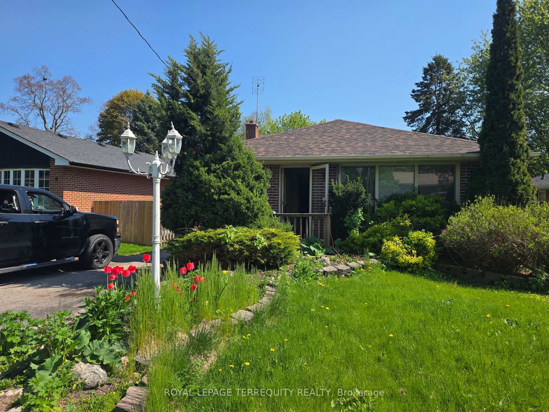 319 Hillcroft Street Main, Oshawa, ON L1G 2M1