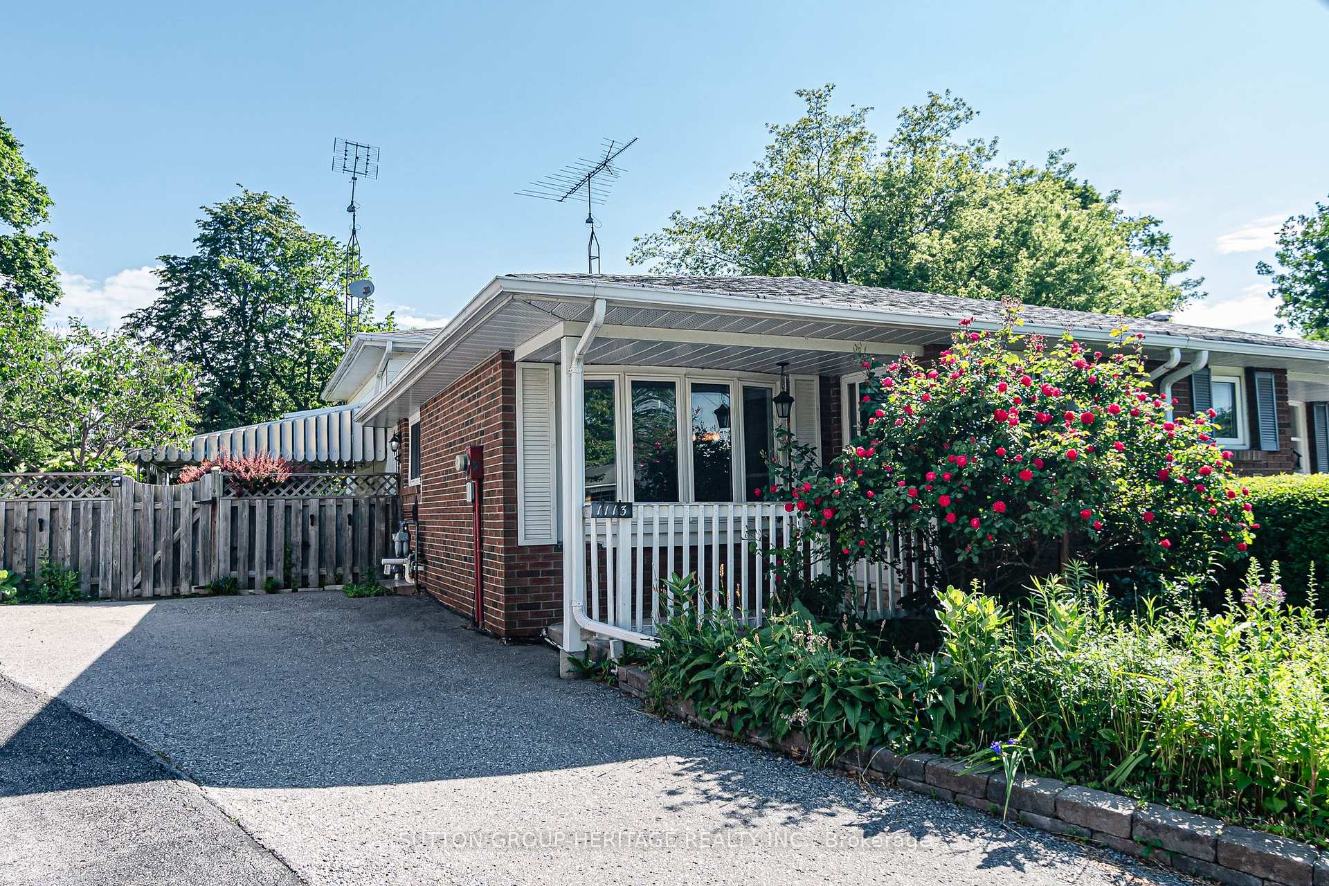 1113 Valley Court, Oshawa, ON L1J 3M4