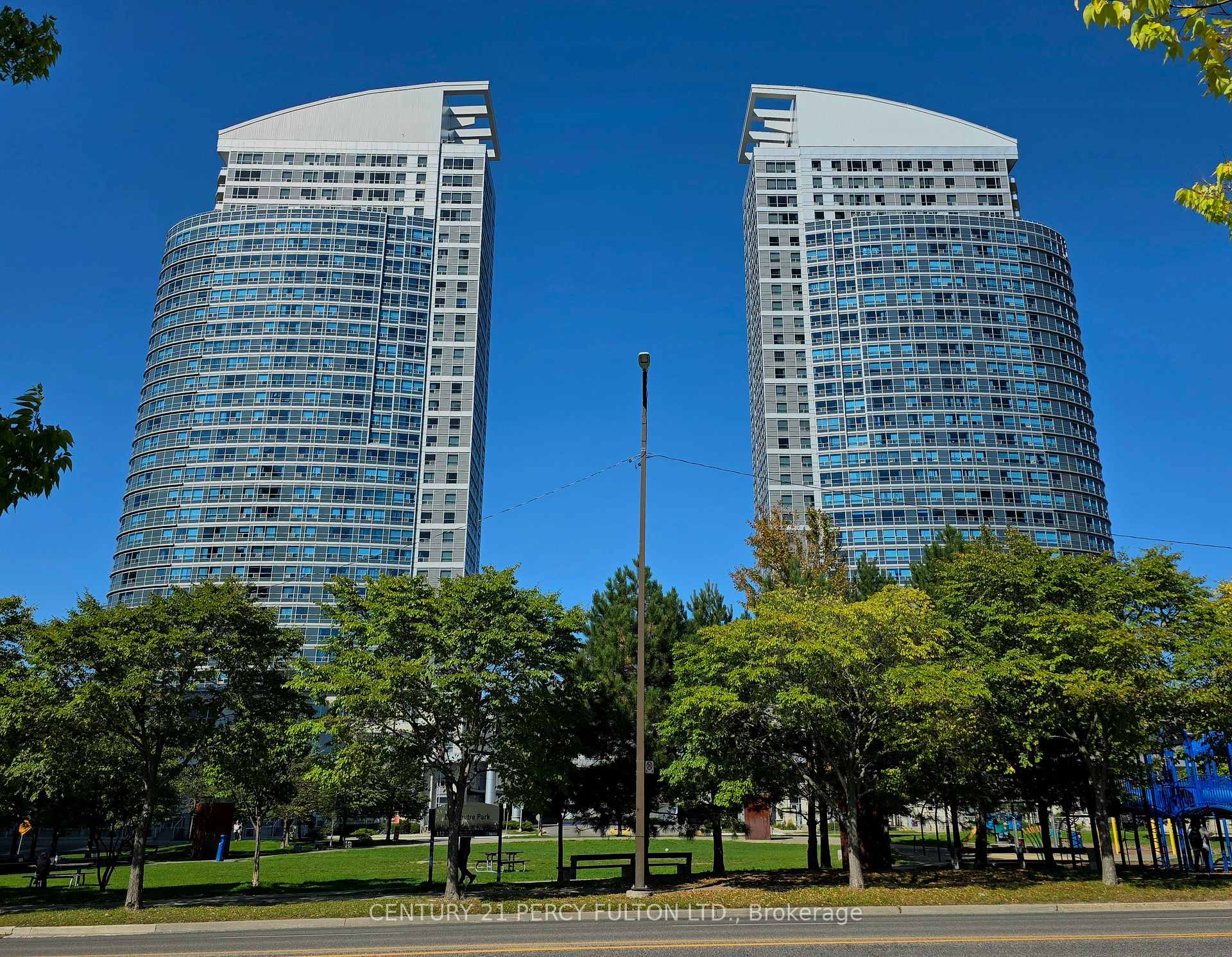 36 Lee Centre Drive 2108, Toronto E09, ON M1H 3K2