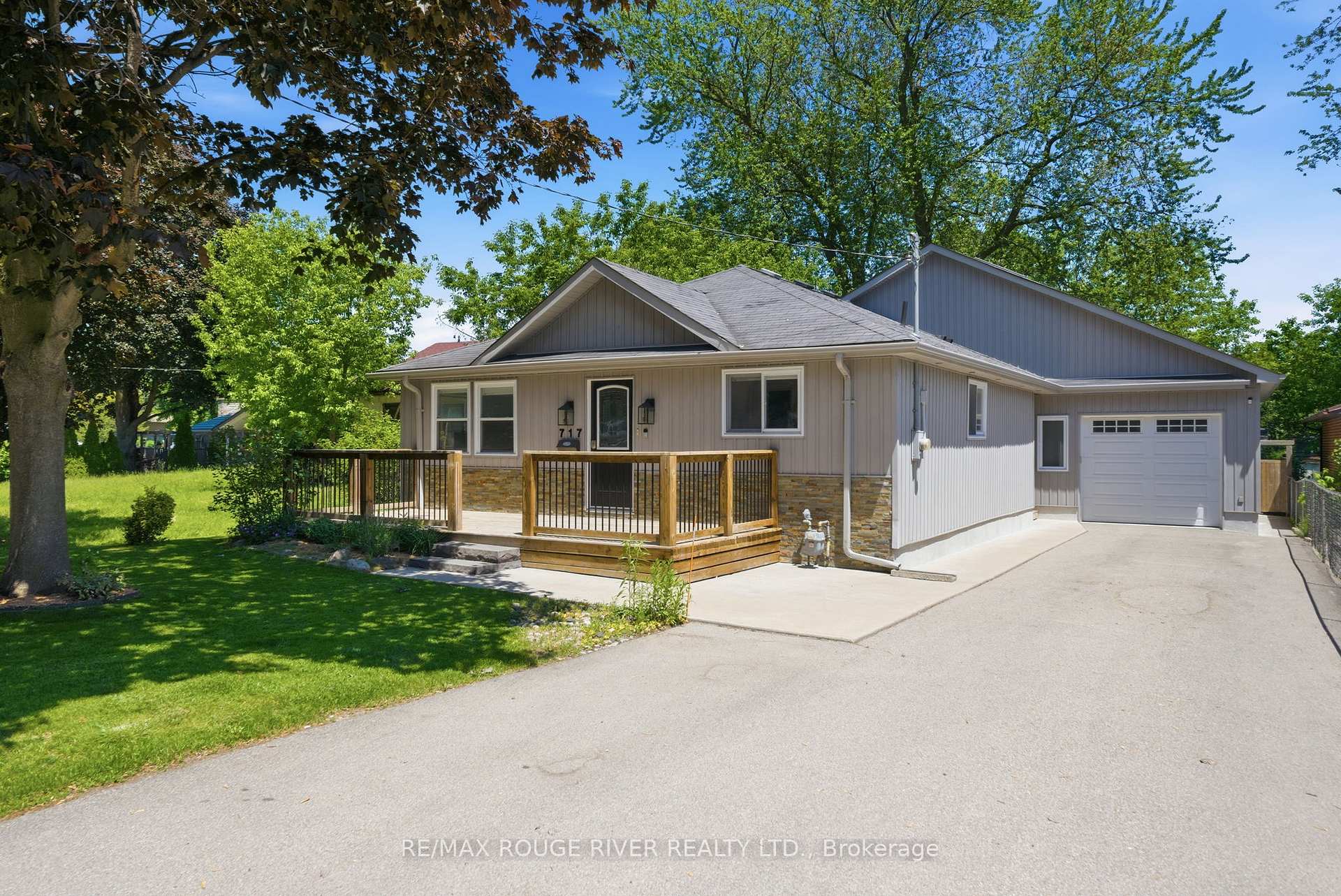 717 Hillview Crescent, Pickering, ON L1W 2R6