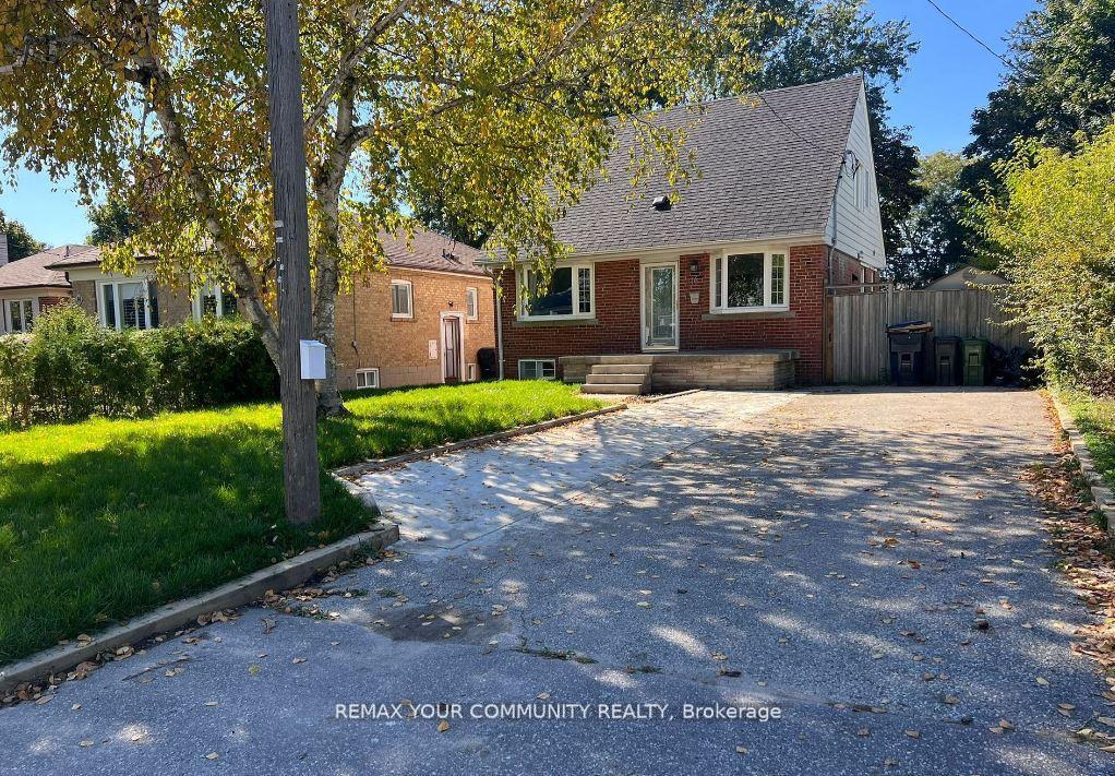 16 Robertsfield Crescent, Toronto E04, ON M1R 2X2