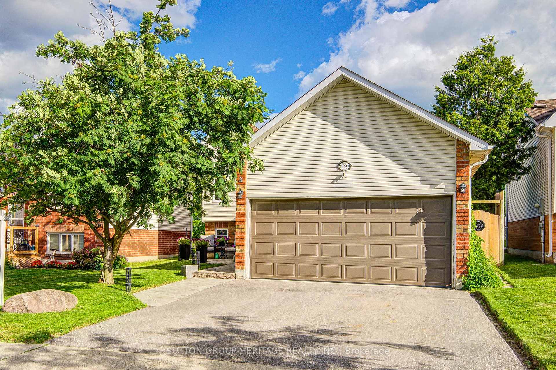 19 Hooper Square, Clarington, ON L1C 4X7