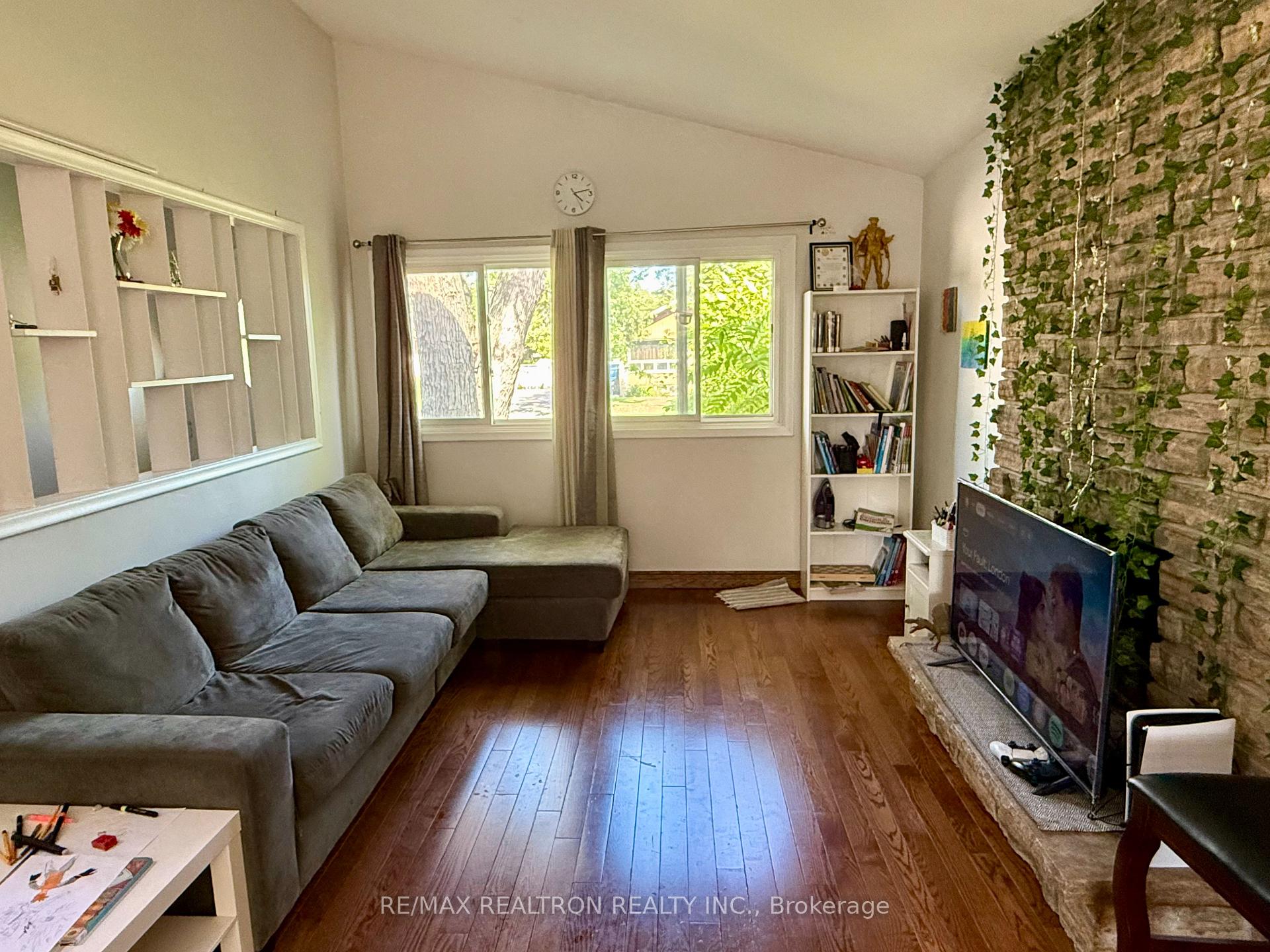 6 Mid Pines Road Upper, Toronto E09, ON M1G 2L6