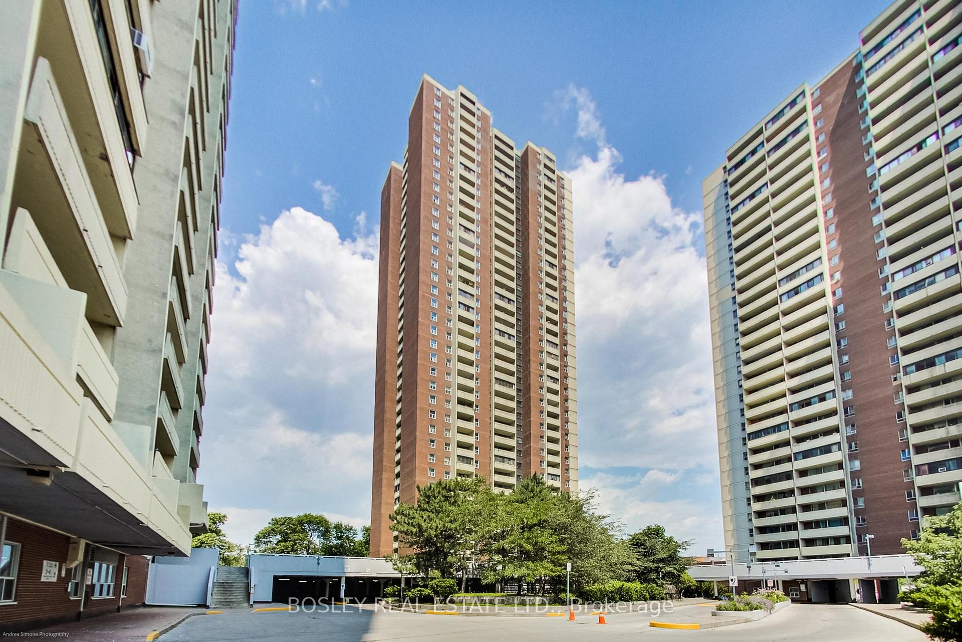 3 Massey Square 2608, Toronto E03, ON M4C 5L7