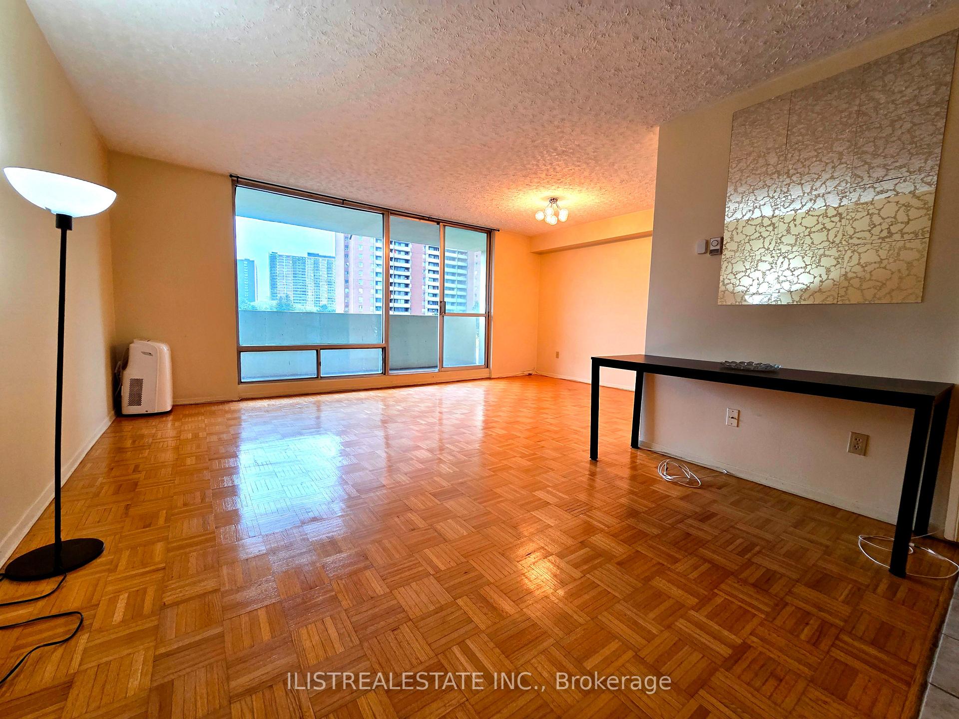 5 Massey Square 407, Toronto E03, ON M4C 5L6