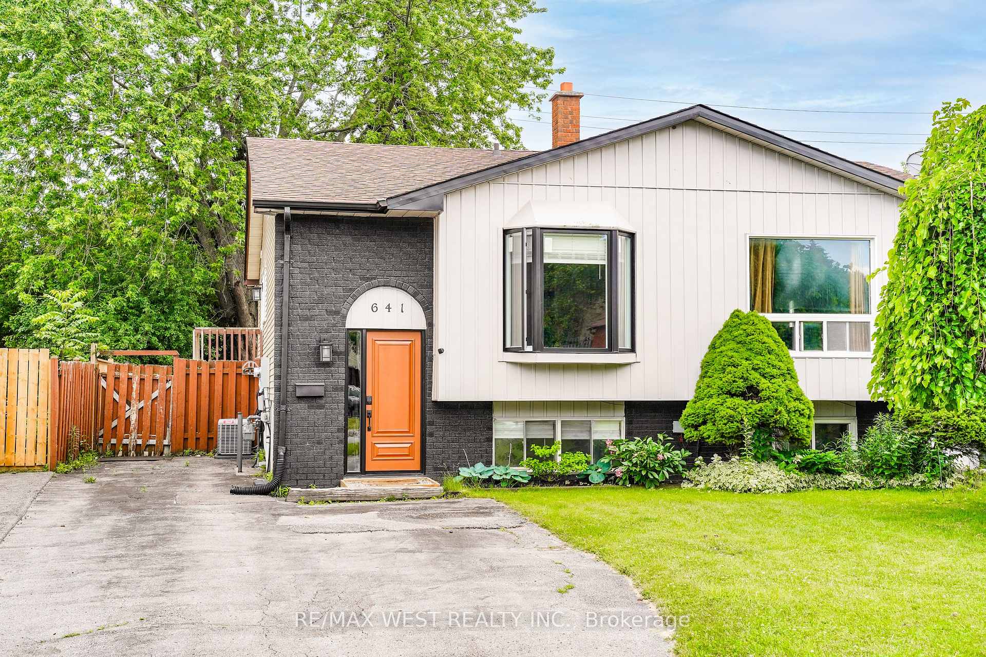 641 Deauville Court, Oshawa, ON L1K 1R1