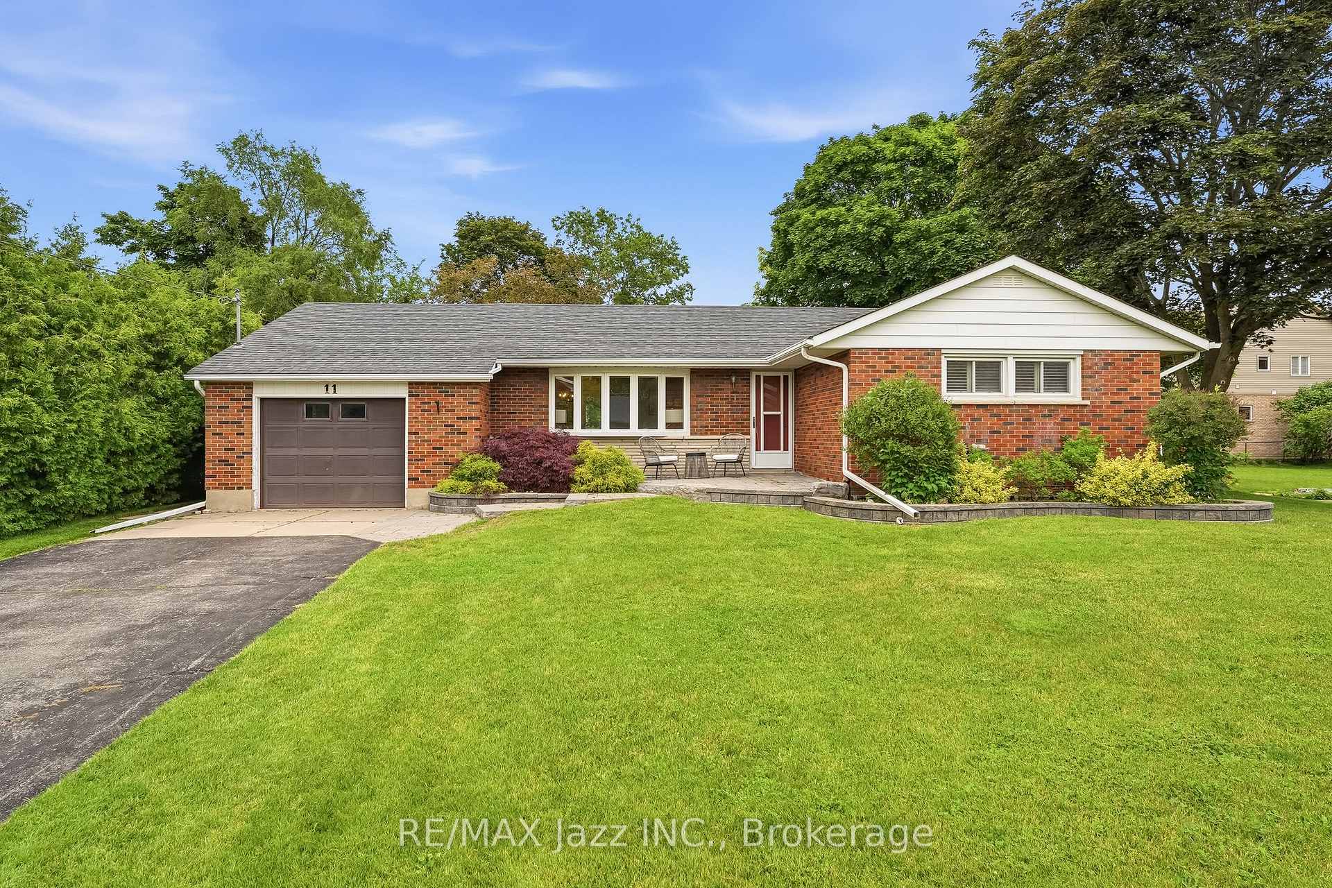 11 Lynwood Avenue, Clarington, ON L1E 2H8