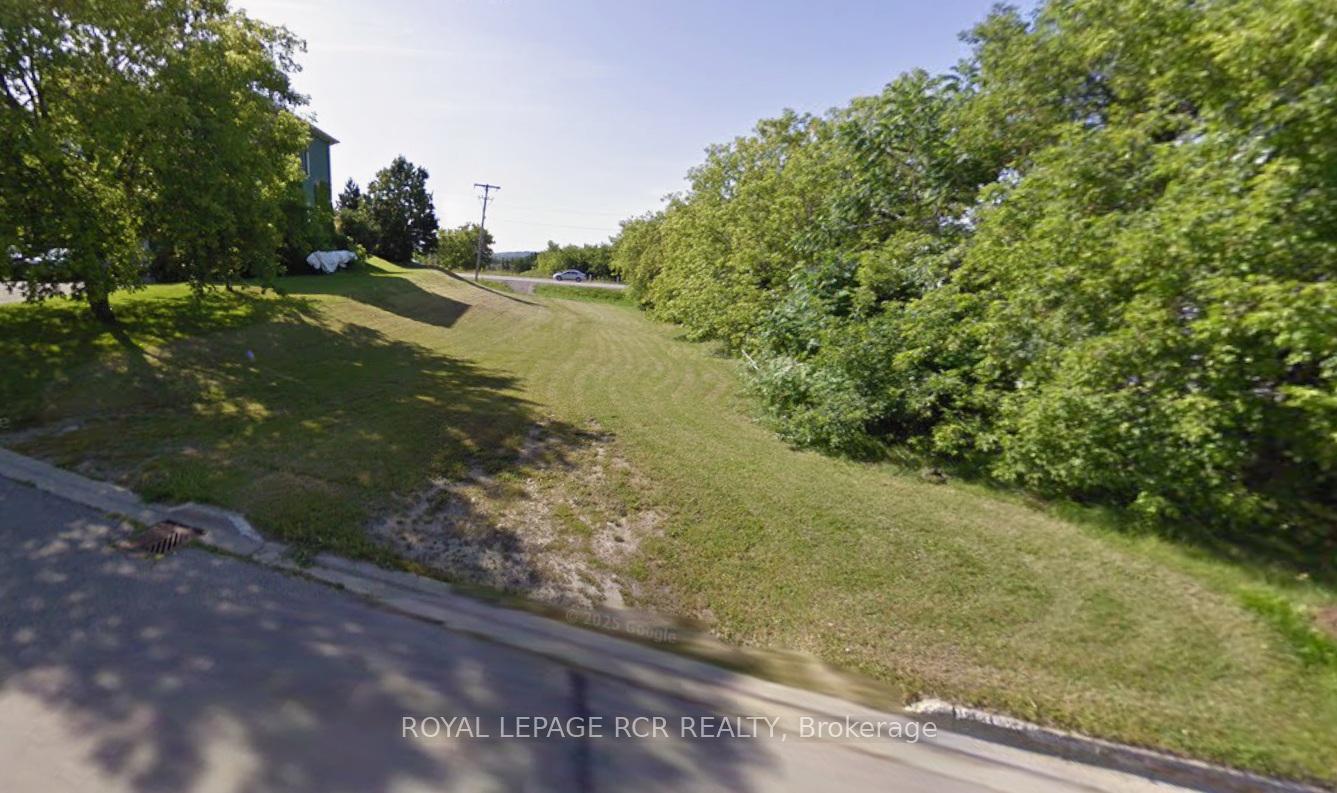 9-11 Annamaria Drive, Georgina, ON L4P 3H8