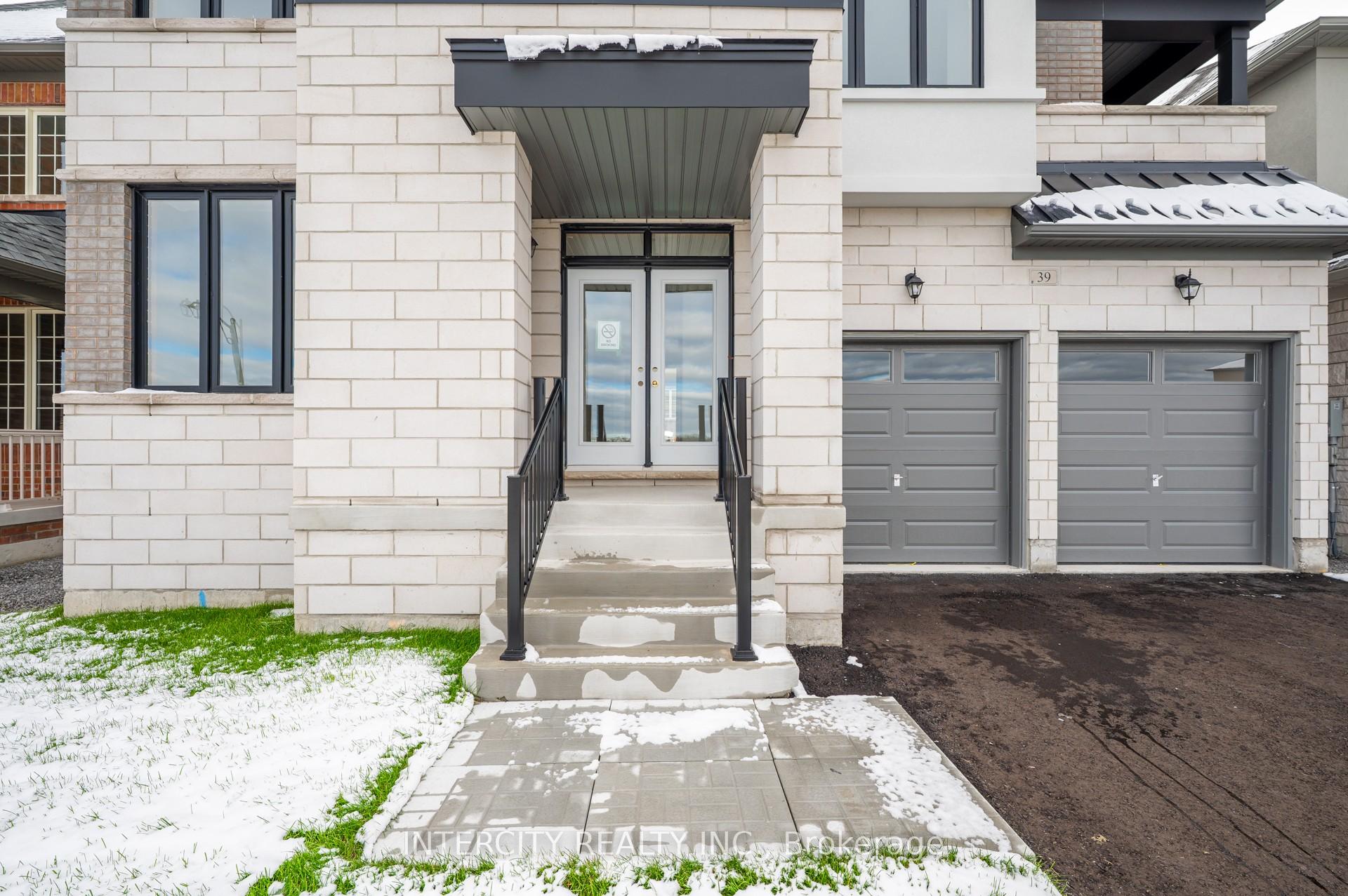39 Father Muckle Avenue, Georgina — photo 2 of 4