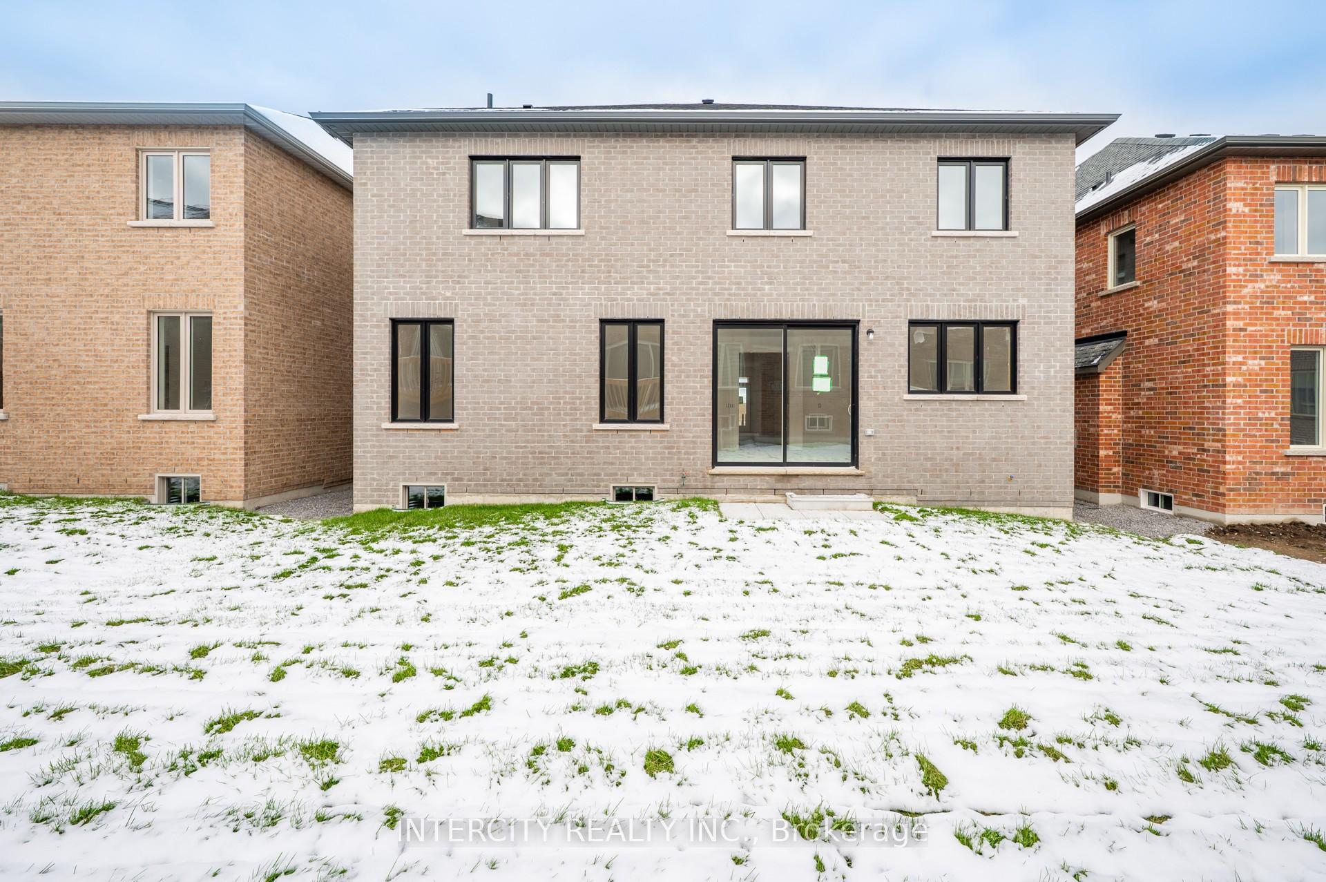 39 Father Muckle Avenue, Georgina — photo 3 of 4