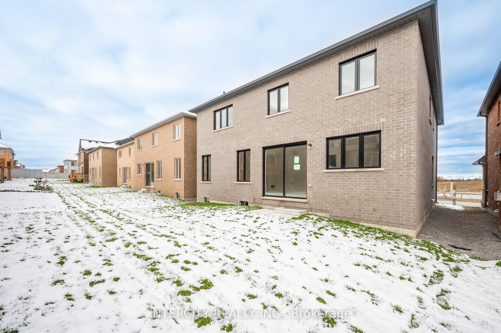39 Father Muckle Avenue, Georgina — photo 4 of 4