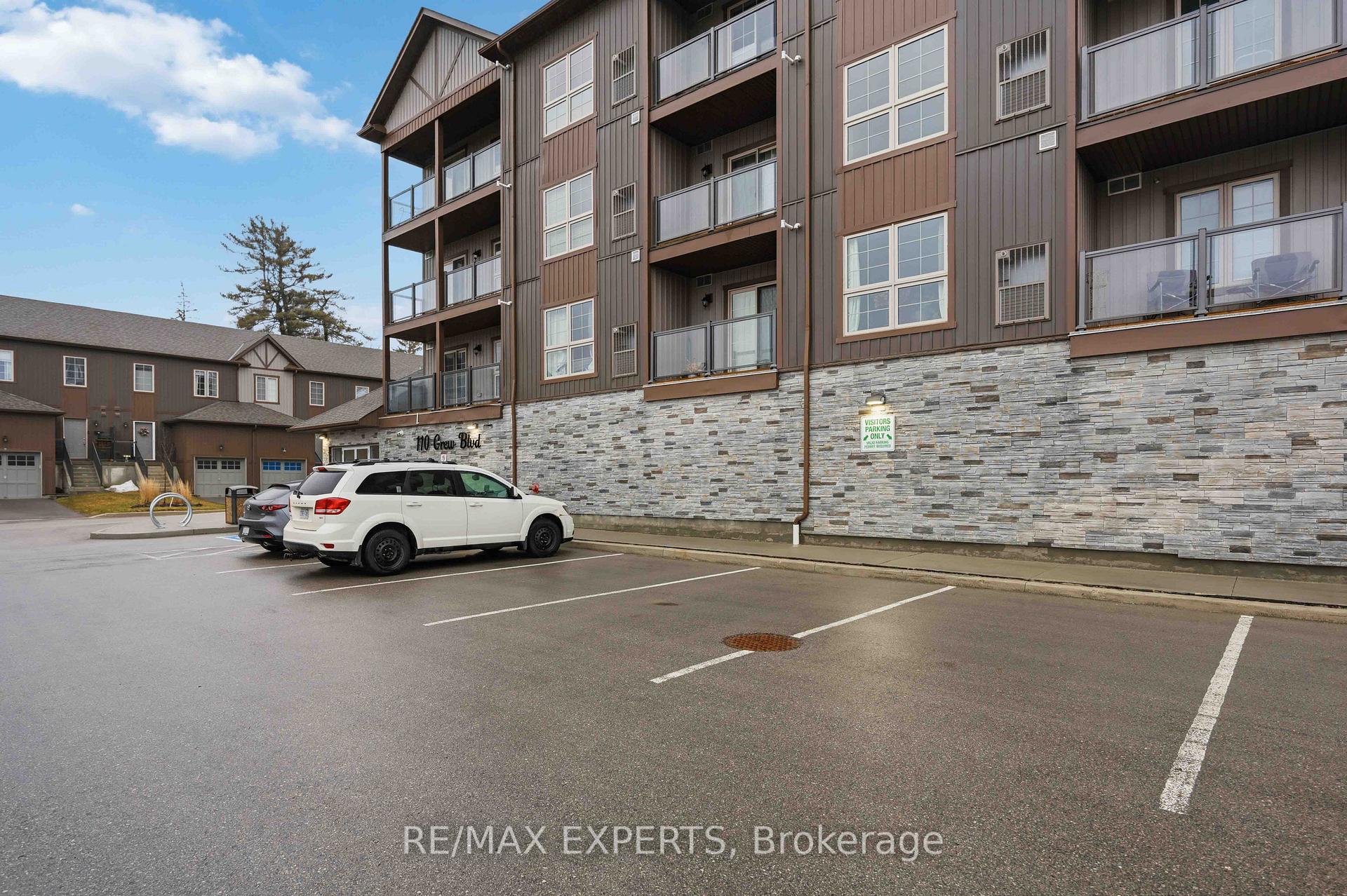 110 Grew Boulevard 311, Georgina — photo 3 of 5