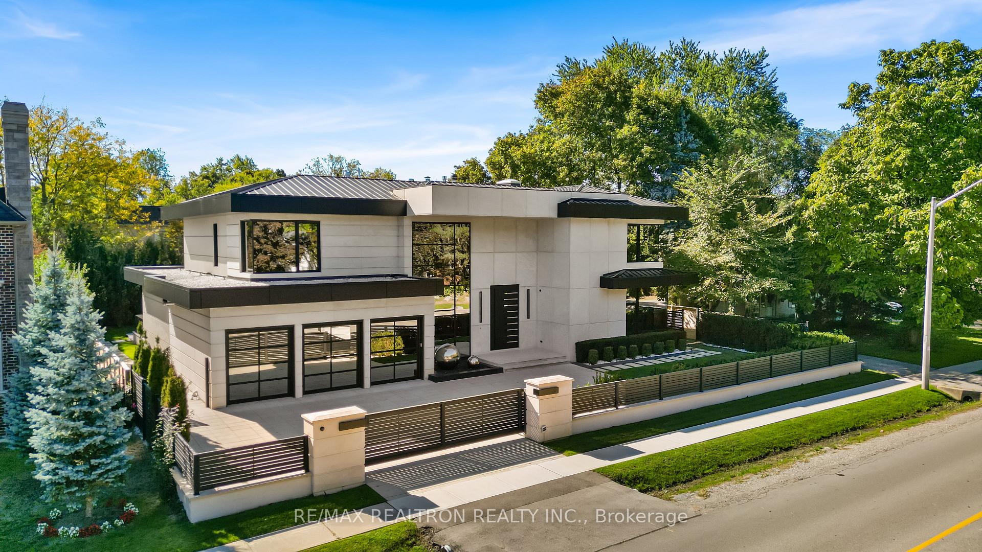 32 Laureleaf Road, Markham, ON L3T 2X5