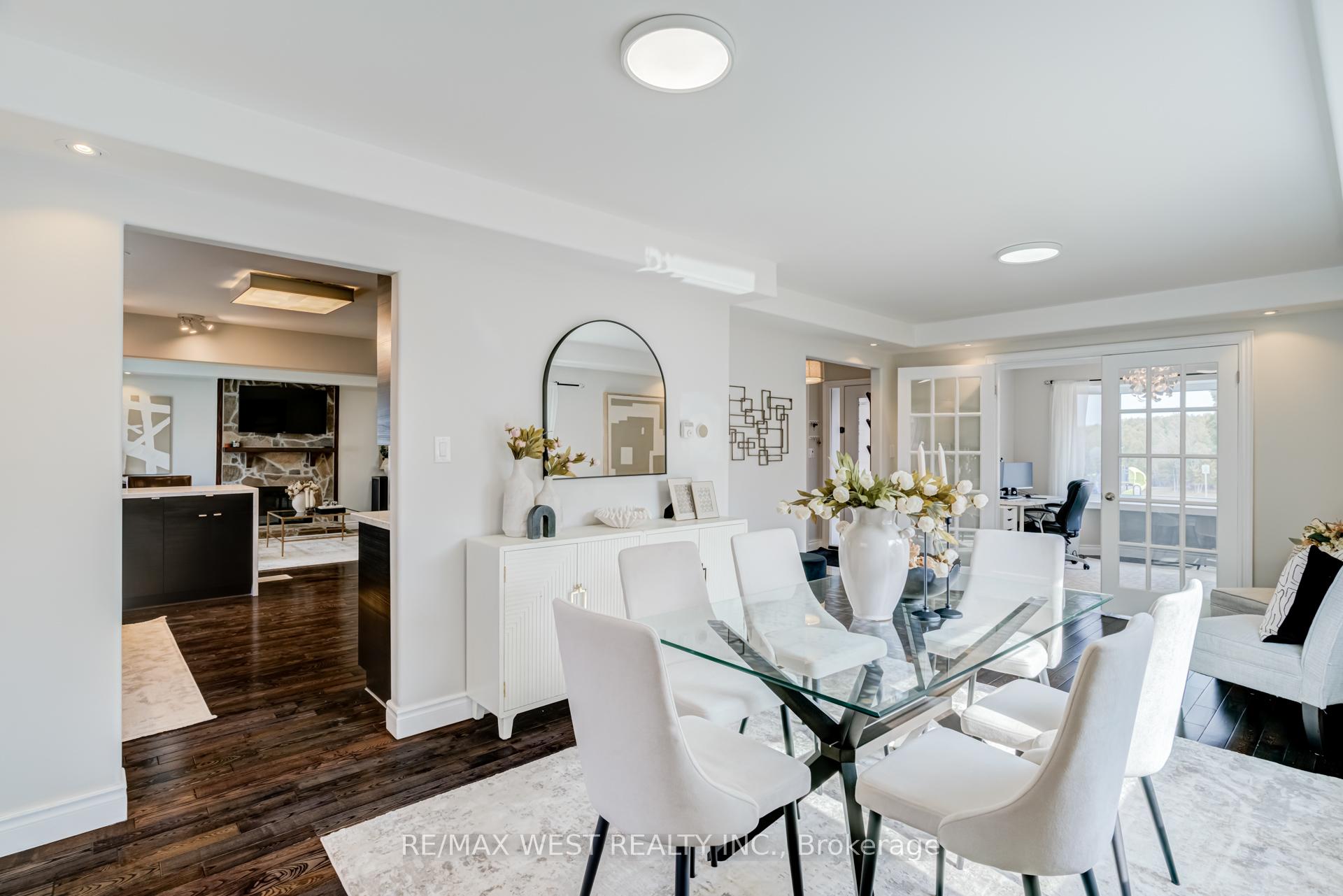 890 Wayne Drive, Newmarket, ON L3Y 5T7