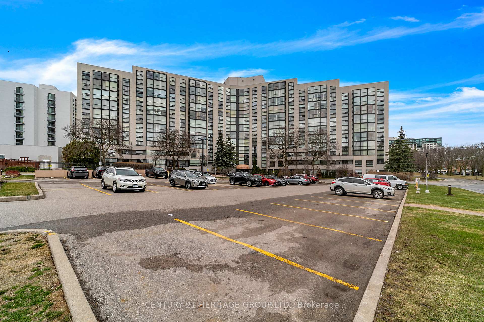 30 Harding Boulevard W 806, Richmond Hill, ON L4C 9M3