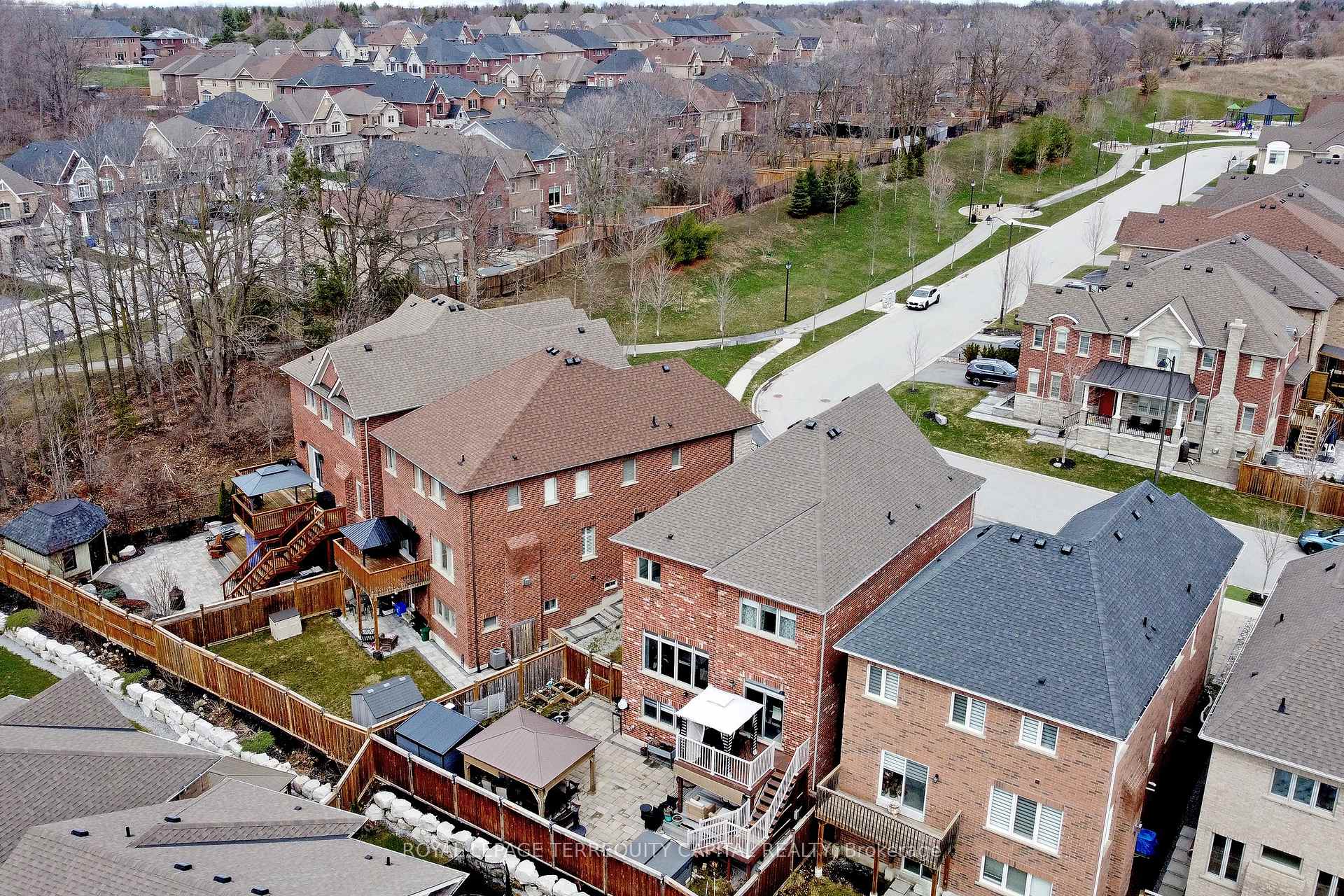 22 Walter Tunny Crescent, East Gwillimbury — photo 2 of 5