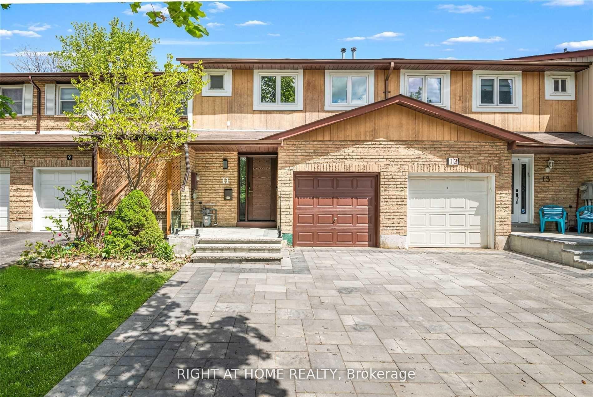 11 Michael Drive E, Richmond Hill, ON L4C 5W6