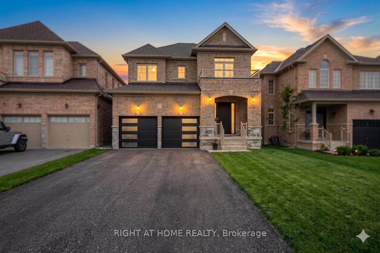 12 Tupling Street, Bradford West Gwillimbury, ON L3Z 0W8