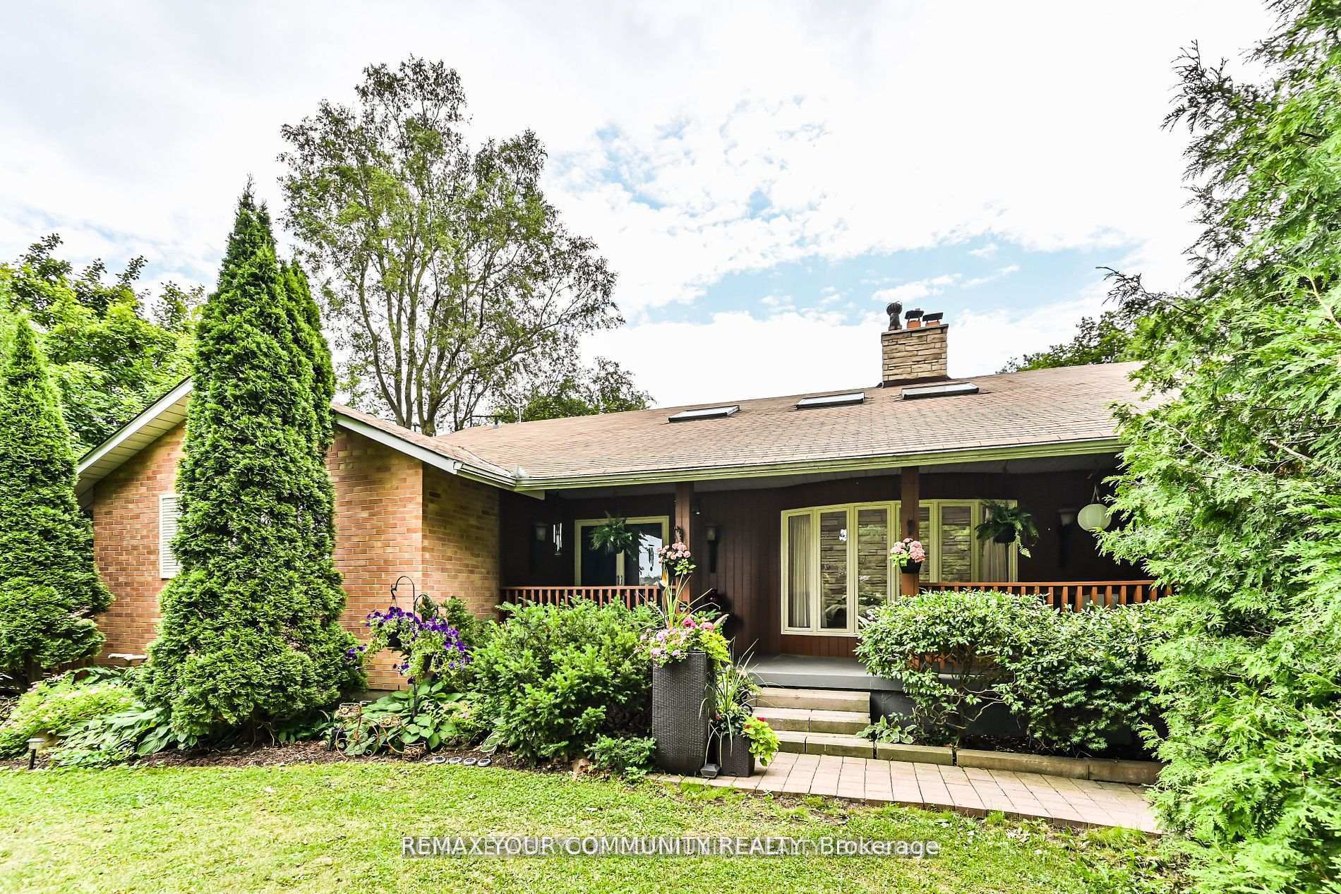 247 Harris Avenue, Richmond Hill — photo 2 of 5