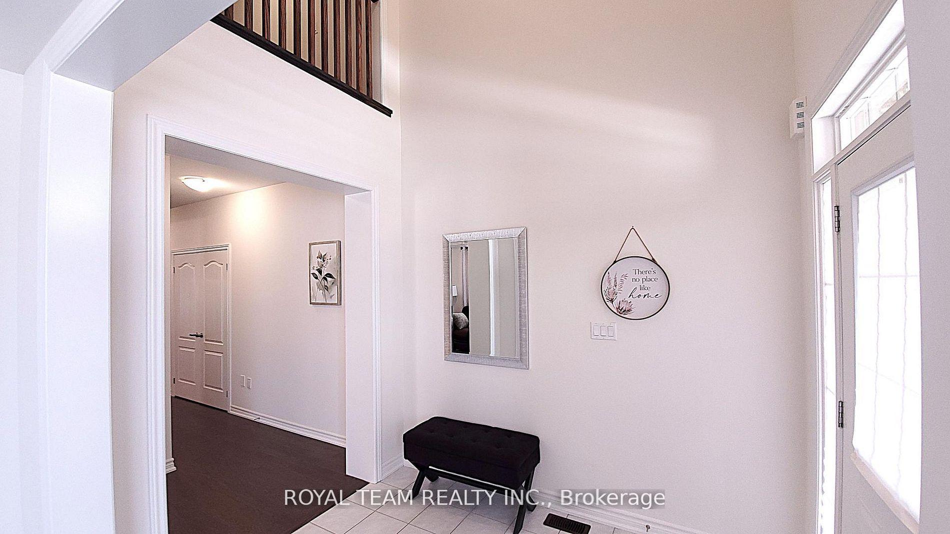 251 Danny Wheeler Boulevard, Georgina — photo 2 of 5